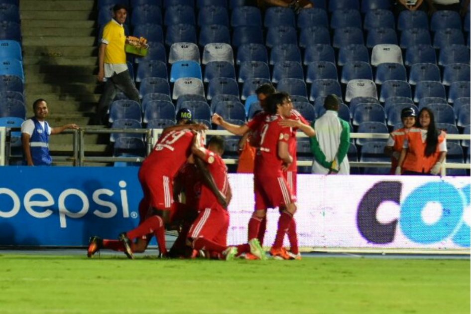 Los jugadores de América de Cali celebran el gol con el que derrotaron al Barranquilla. / AmericadeCali