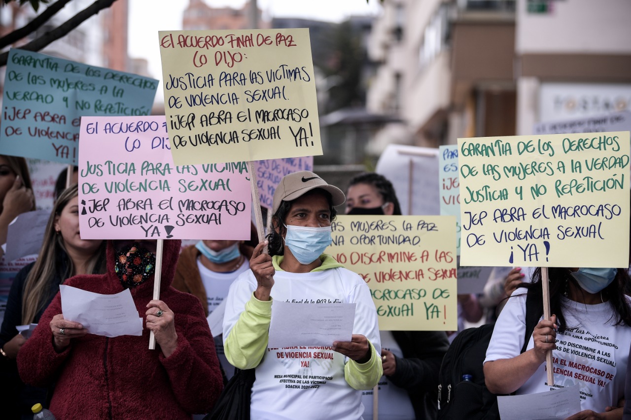 Mujeres que sufrieron violencia sexual en la guerra le exigen a la JEP que abra una investigación y que les dé respuestas sobre sus casos, en el marco del día de la dignidad de las víctimas de violencia sexual en el conflicto, que se conmemora este 25 de mayo.