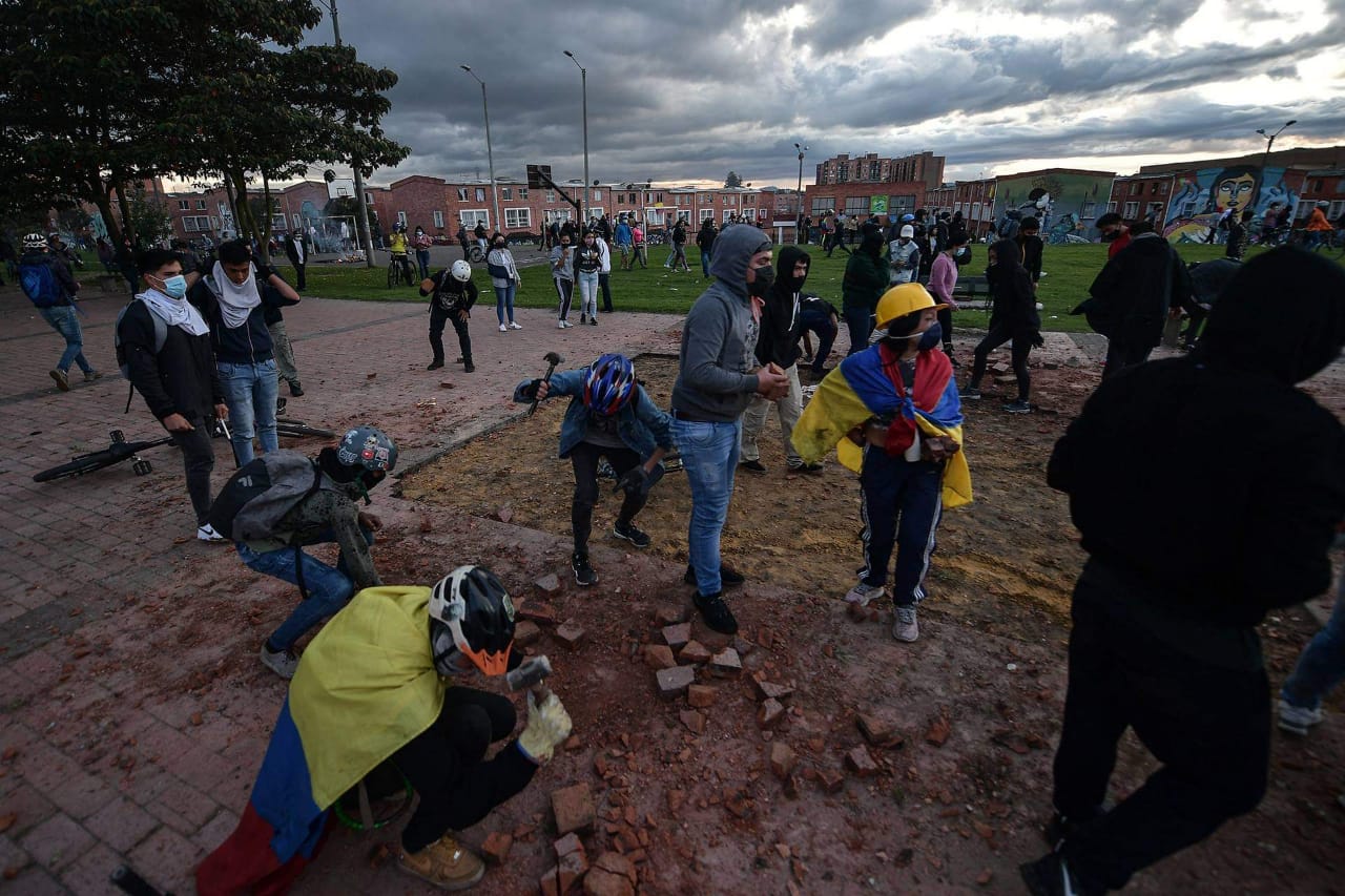 Uno de los casos más graves fue la denuncia que hizo una periodista, la cual registró a varios agentes golpeando a un menor y posteriormente, agrediéndola a ella.