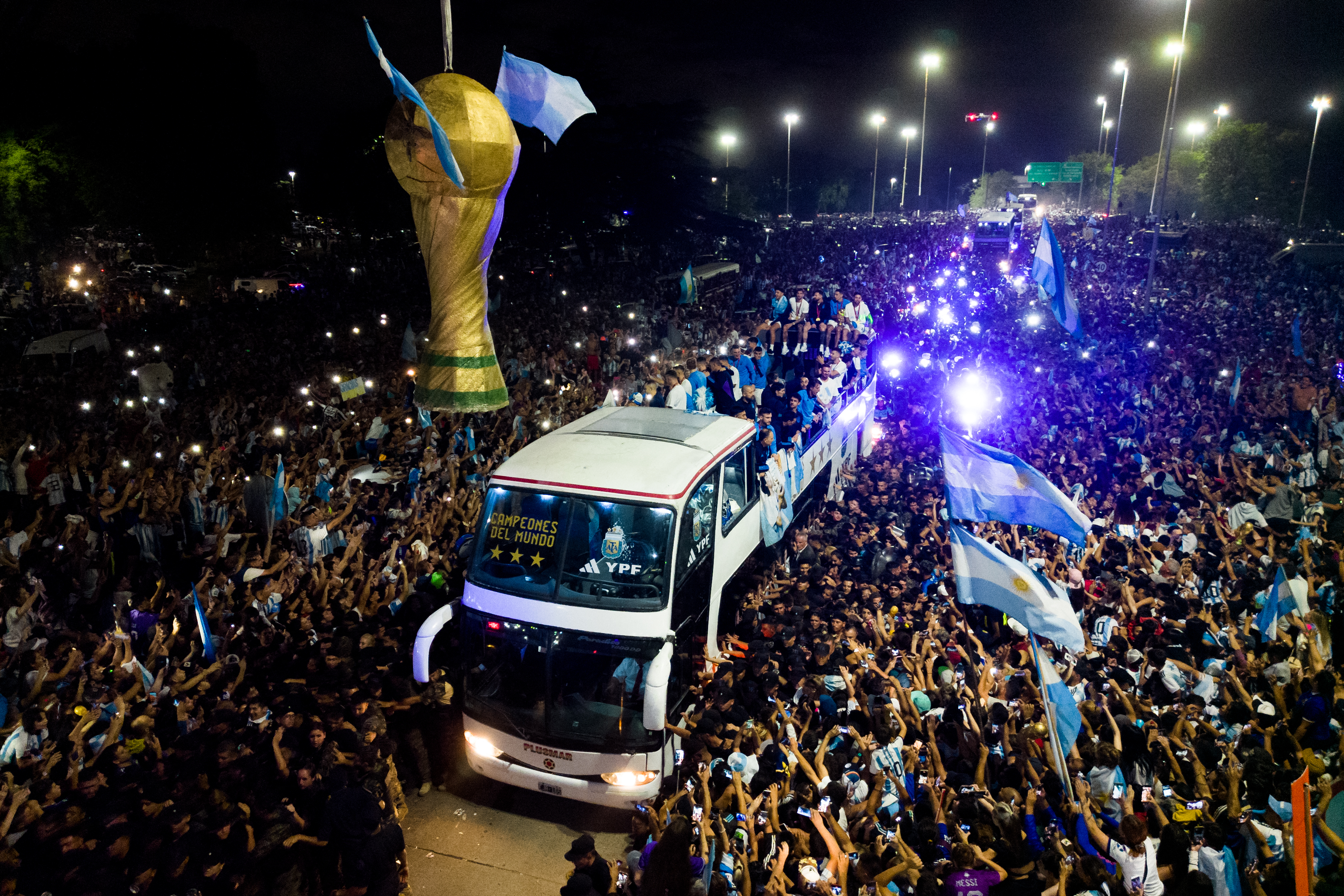 En fotos, la locura en Buenos Aires por la llegada de la selección de Argentina