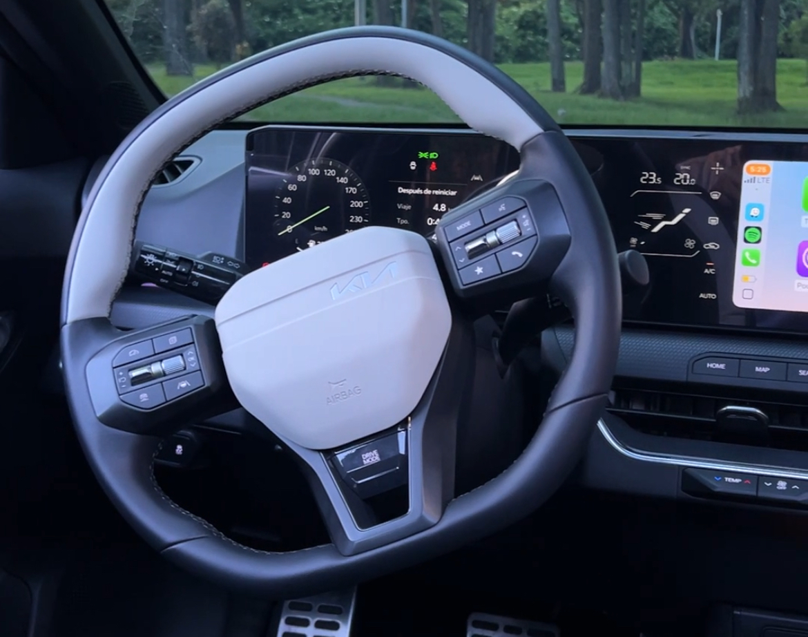 Dentro de la cabina del Kia K4 se encuentra un panel de instrumen-tos digital con pantalla de 12,3”.