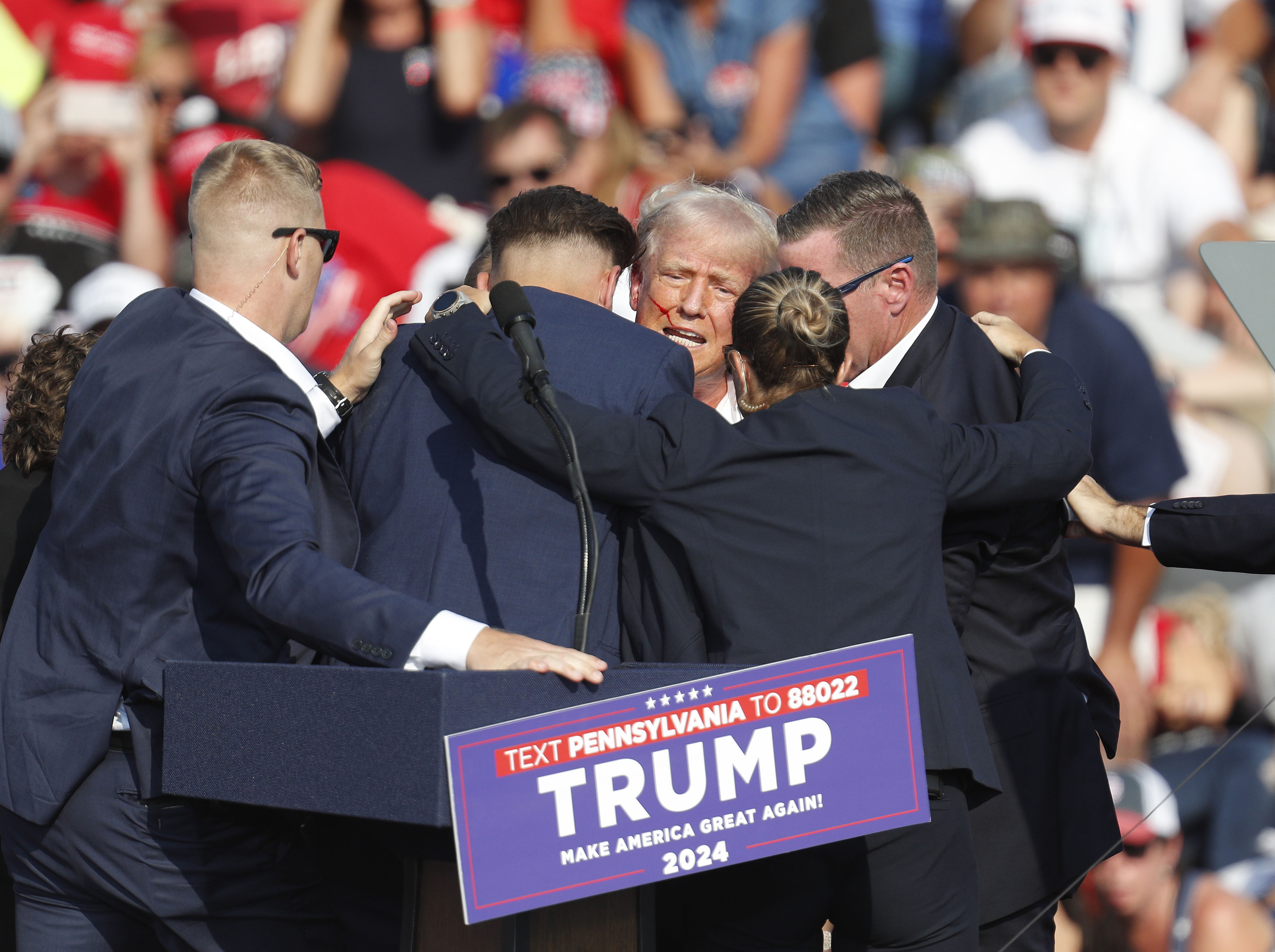 Butler (United States), 13/07/2024.- Former US President Donald Trump is rushed off stage by secret service after an incident during a campaign rally at the Butler Farm Show Inc. in Butler, Pennsylvania, USA, 13 July 2024. EFE/EPA/DAVID MAXWELL