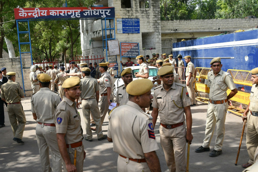 Condenan en la India a un popular gurú por violar a una menor