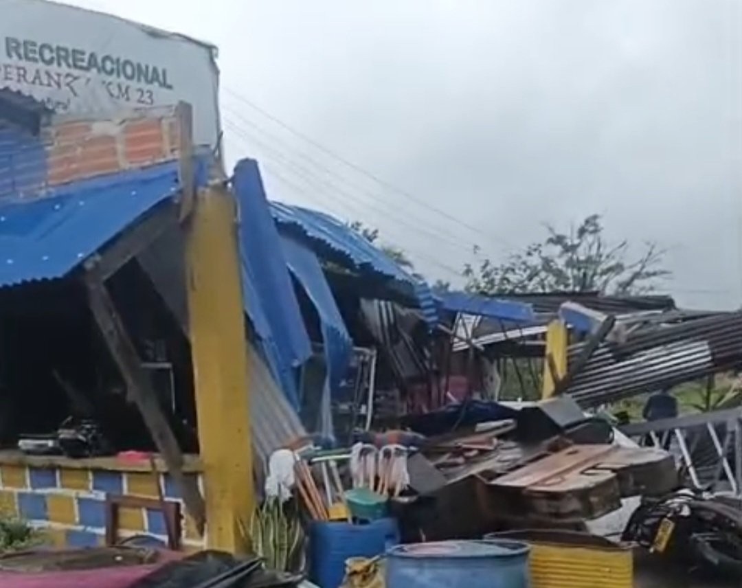 Desplome de una grúa en una obra en Buenaventura dejó a un niño muerto y varios heridos