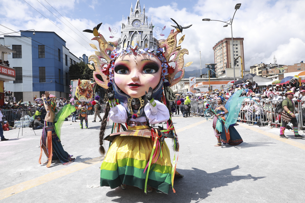 Cierre carnaval de blancos y negros
