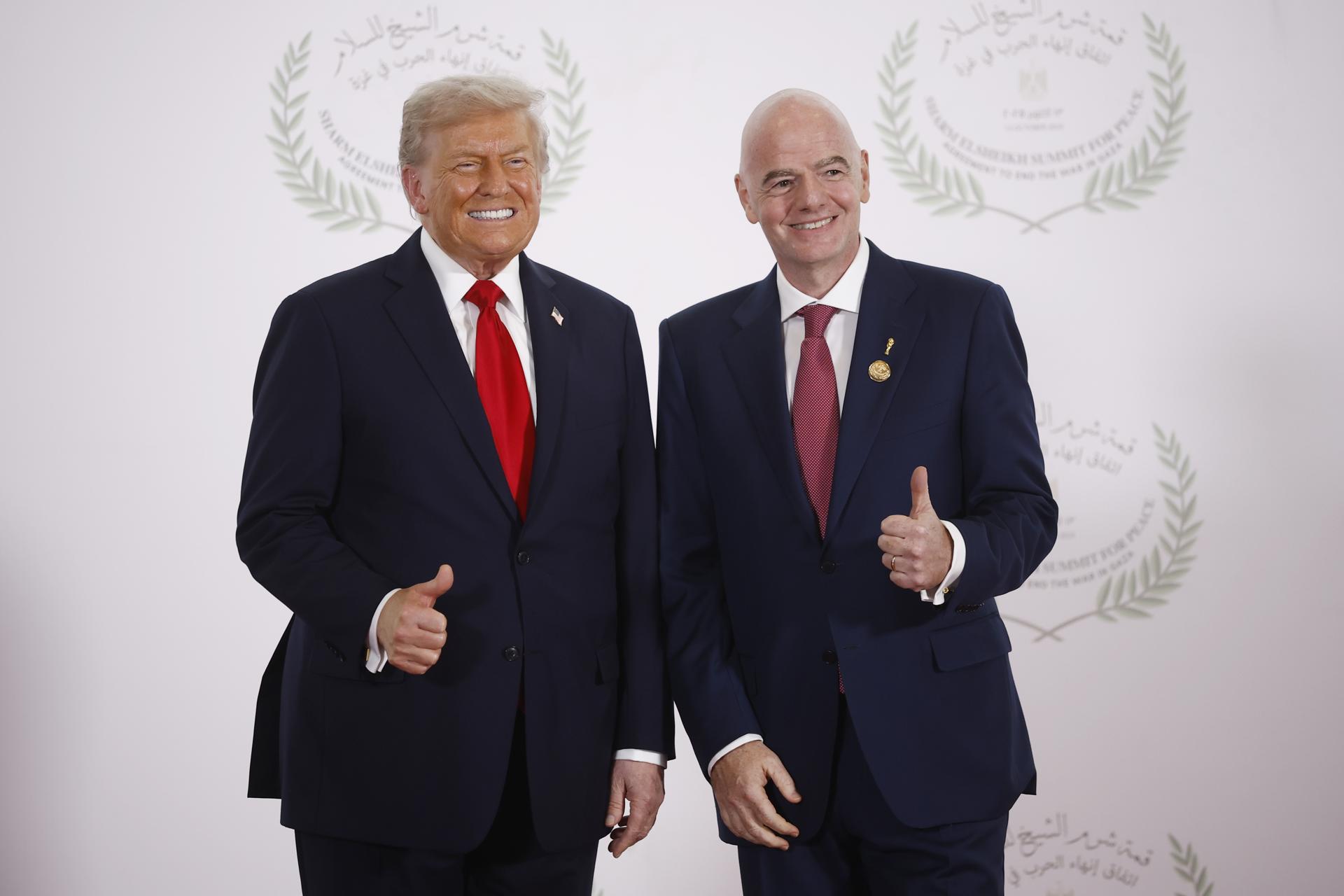 SHARM EL SHEIKH (Egypt), 13/10/2025.- FIFA President Gianni Infantino (R) and US President Donald Trump pose during the greetings ceremony before the family picture at the Gaza Peace Summit in Sharm El-Sheikh, Egypt, 13 October 2025. US President Donald Trump alongside Egypt's President Abdel Fattah al-Sisi with leaders from more than 20 countries attend the summit in Sharm El-Sheikh. The first phase of Gaza peace plan between Israel and Hamas involves the release of Israeli hostages and Palestinian prisoners, the partial withdrawal of Israeli forces, and the delivery of humanitarian aid to Gaza. (Egipto) EFE/EPA/YOAN VALAT / POOL
