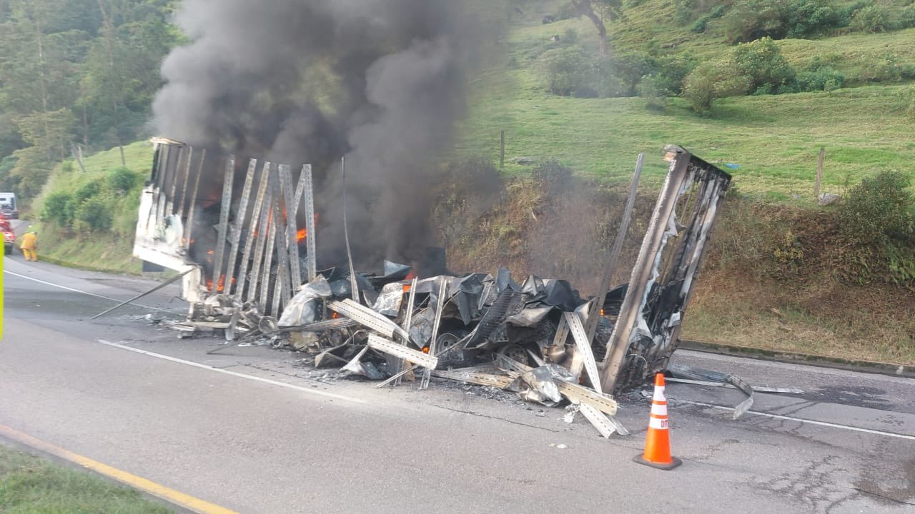 Vía Villeta-Bogotá funciona a un carril tras incendio de tractocamión