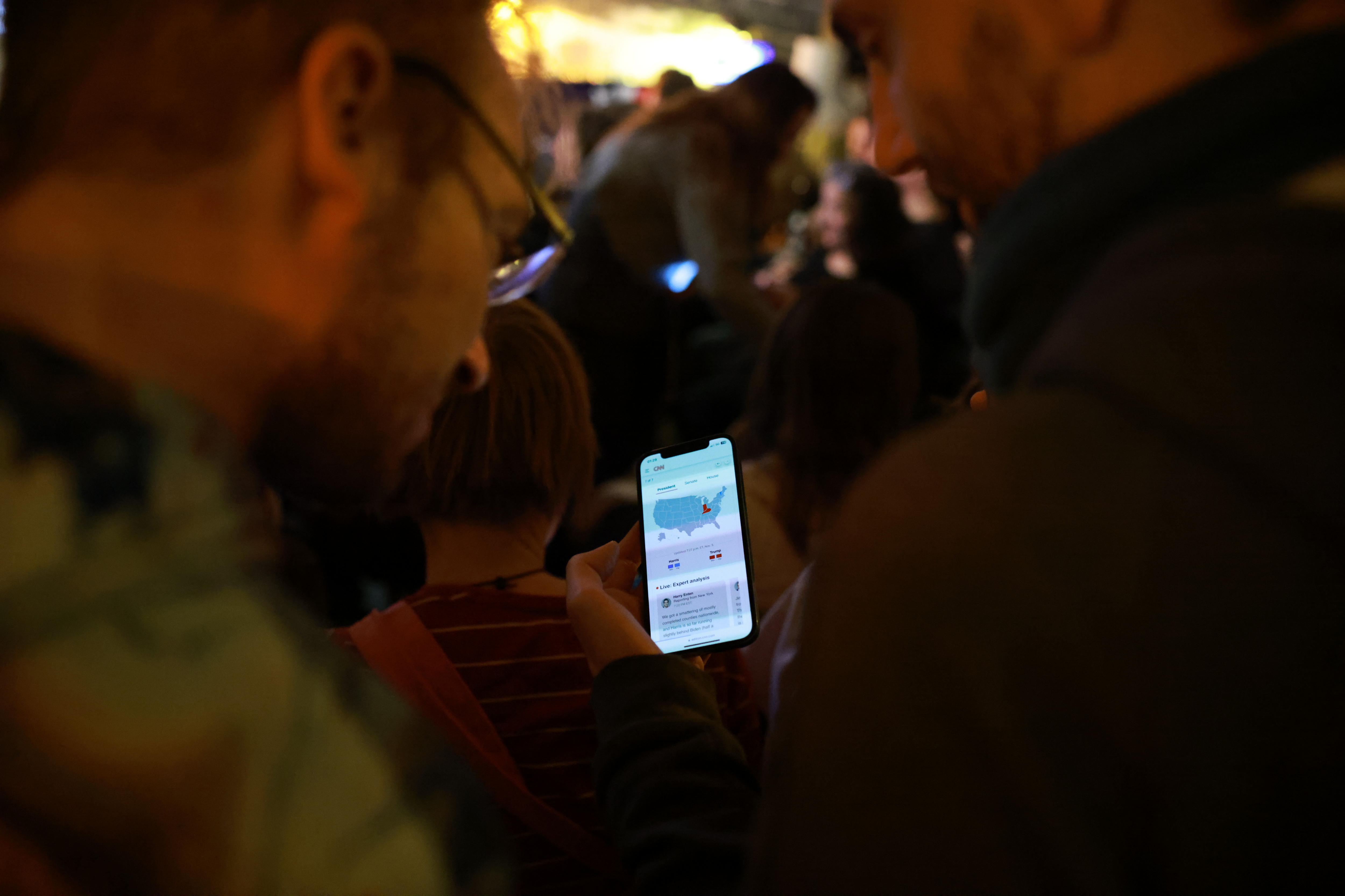 Berlin (Germany), 05/11/2024.- Guests check their smartphones for election news at Donau115 bar in Neukoelln district in Berlin, Germany, 05 November 2024. Voters across the US are casting ballots today for President of the United States in a tightly contested race between Republican presidential candidate Donald J. Trump and Democratic presidential candidate US Vice President Kamala Harris, as well as for candidates in Senate and Congressional races. (Elecciones, Alemania, Estados Unidos) EFE/EPA/CLEMENS BILAN