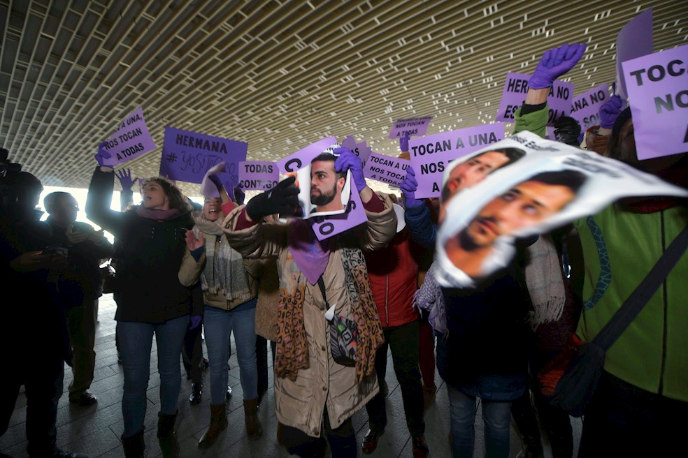 La víctima, de 21 años, debe declarar hoy martes a puerta cerrada, según el portavoz.
