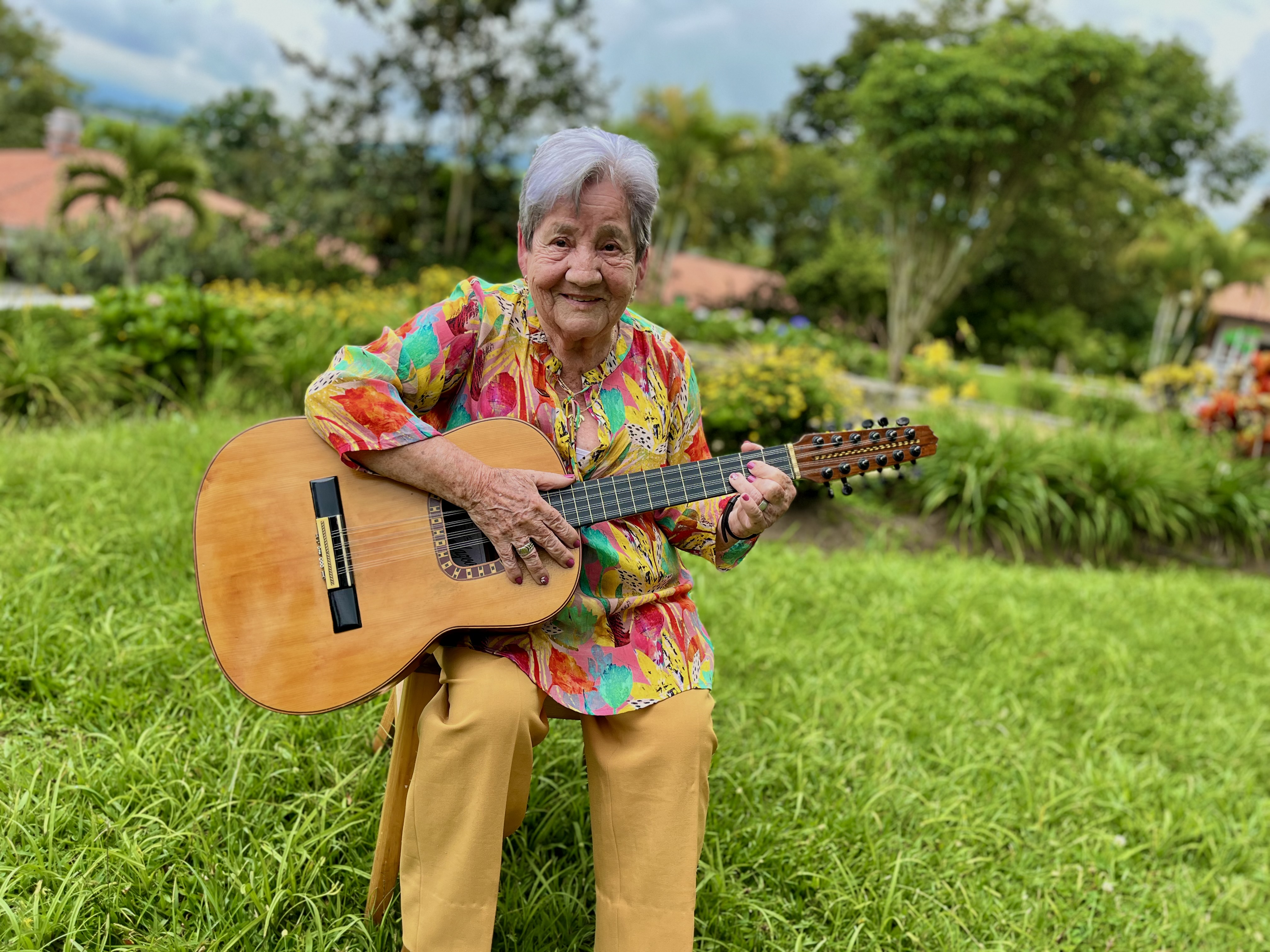 A los 86 años, Rosalba hizo realidad el sueño musical de su infancia