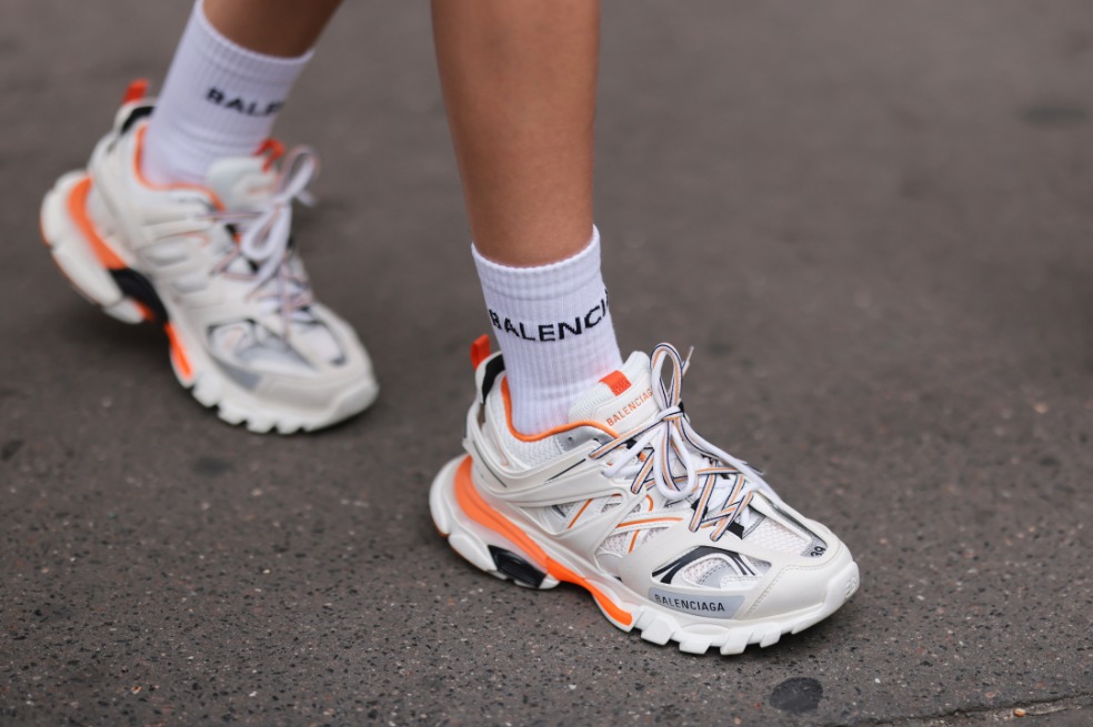 Este el extravagante precio de los aretes de Balenciaga hechos con cordones