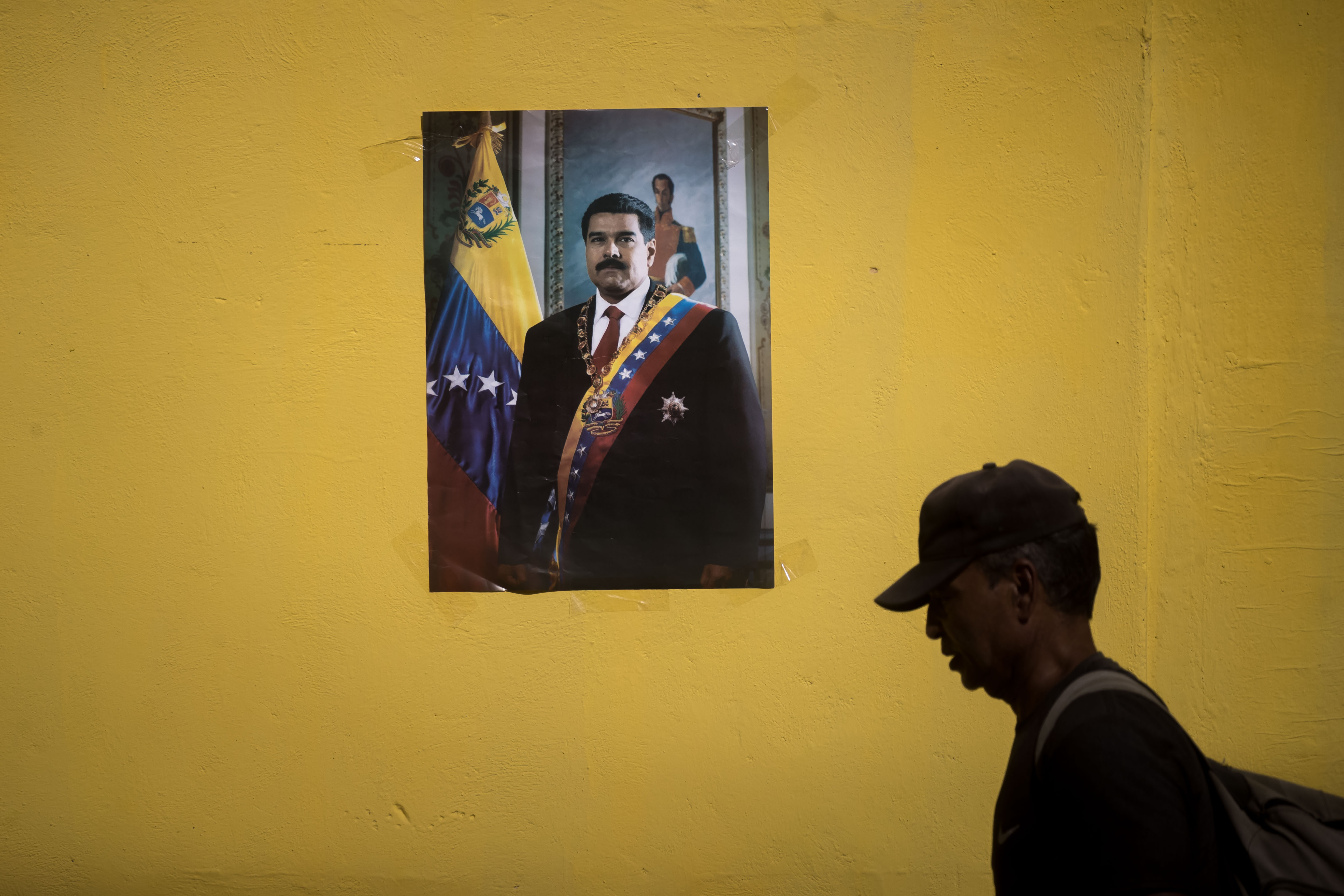 CARACAS (VENEZUELA) 11/06/2024 - Fotografía fechada el 8 de junio de 2024 donde se observa personas mientras participan en un acto en apoyo a Nicolás Maduro, en Caracas (Venezuela). La carrera por la Presidencia de Venezuela deja al descubierto las grandes desigualdades de recursos y popularidad entre los 10 candidatos, así como las escasas coincidencias -pese a los esfuerzos de unos y otros en ocultarlas-, de cara a las elecciones del 28 de julio. EFE/ Miguel Gutierrez