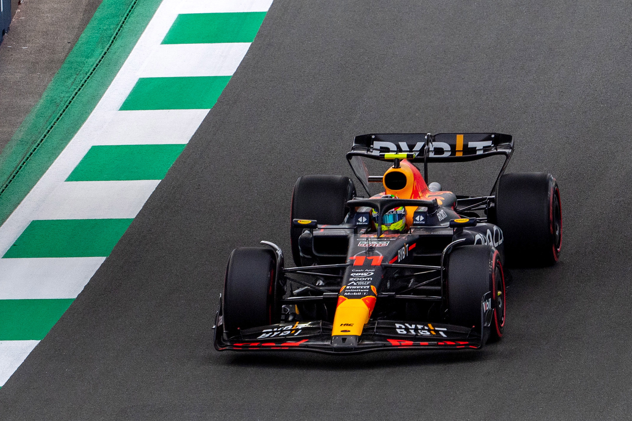 Checo Pérez consiguió la ‘pole’ del GP de Arabia Saudita de la Fórmula 1