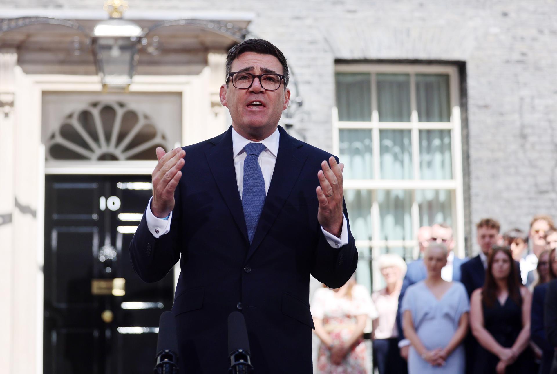 Andy Burnham asume como primer ministro y promete un plan de 10 años para Reino Unido