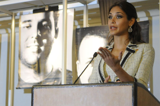 Miss Universo visita enfermos de SIDA