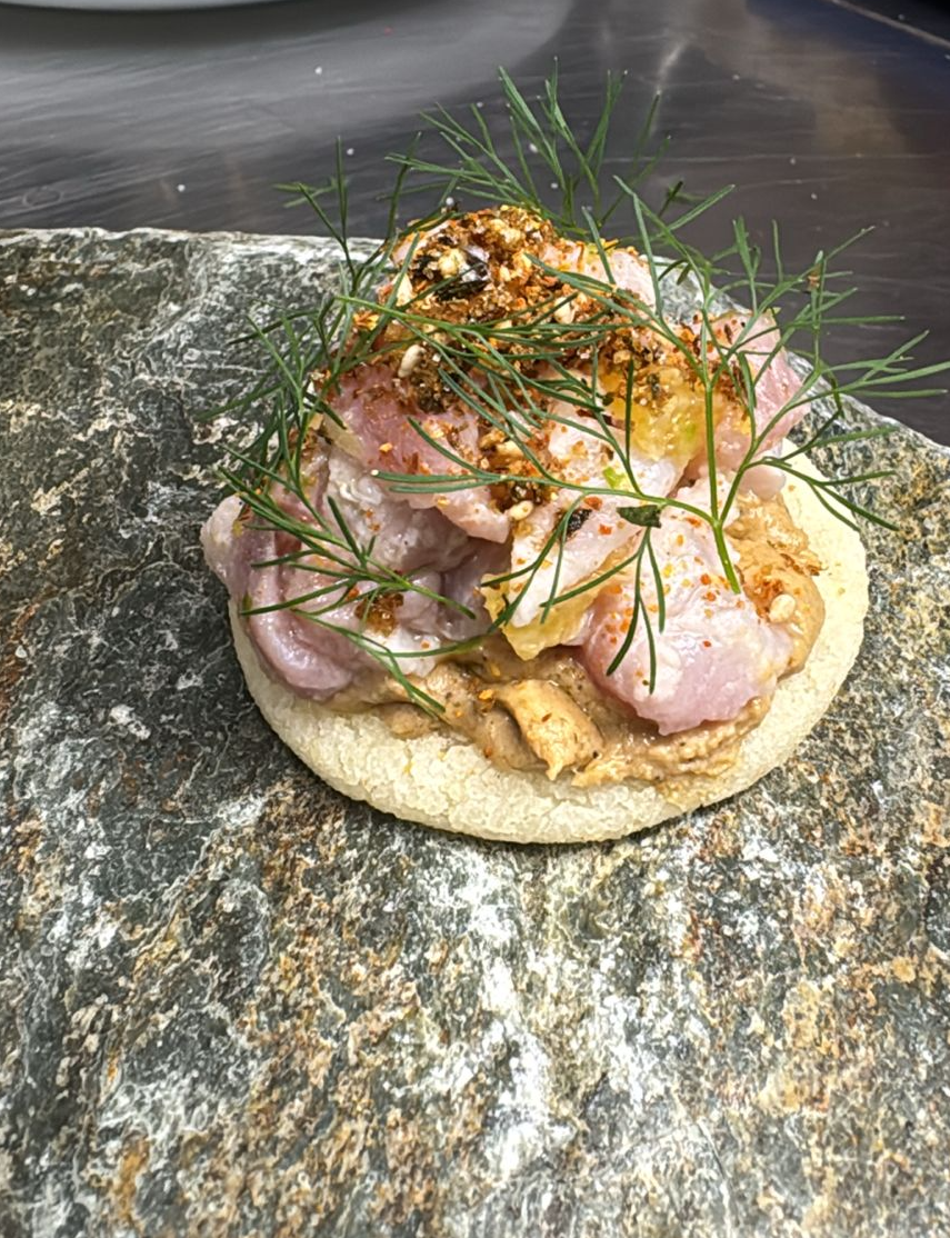 Arepa de yuca con pescado curado y paté de ubre