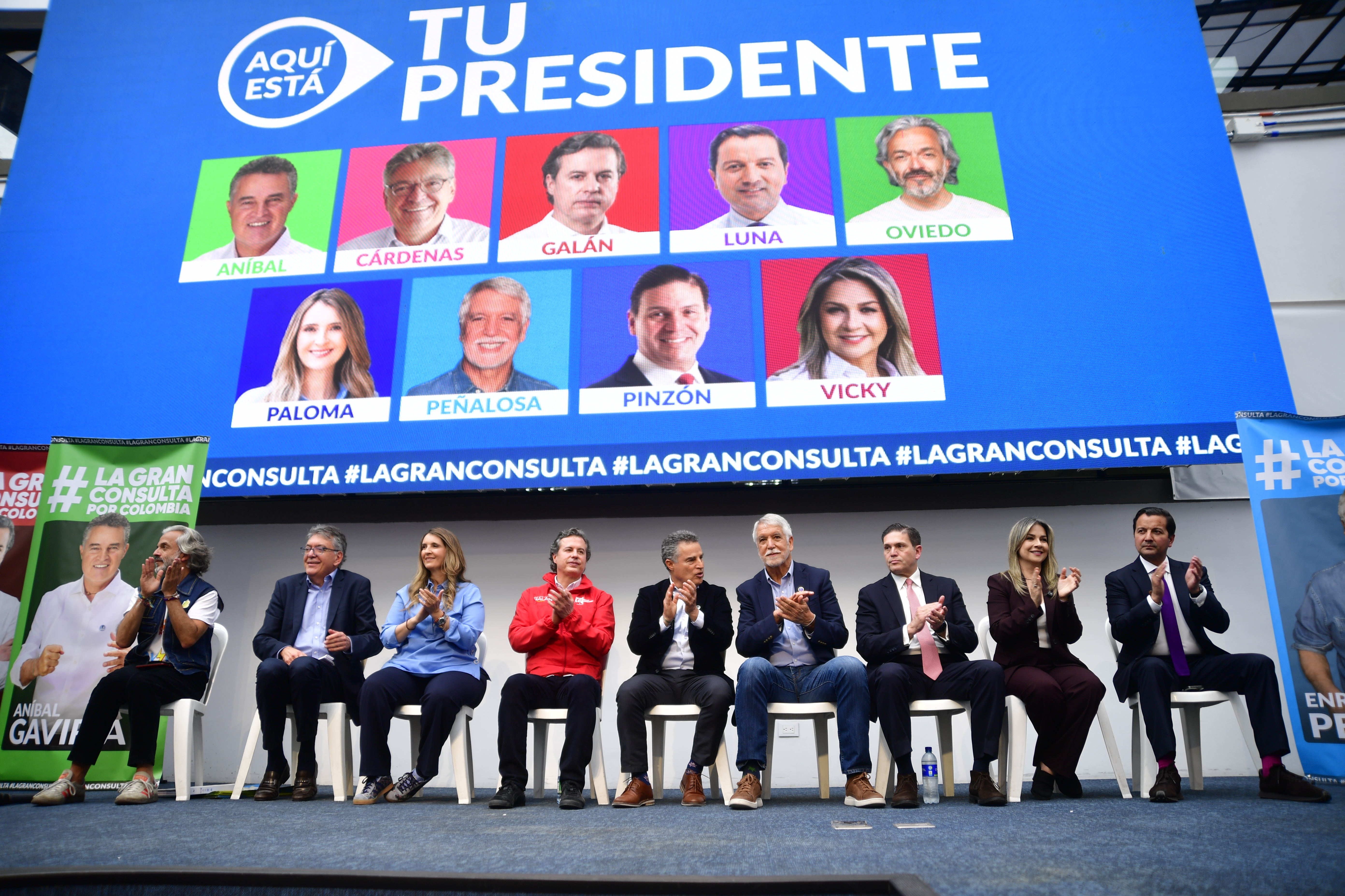 Candidatos a la presidencia e integrantes de la Gran Consulta por Colombia (David Luna, Aníbal Gaviria, Enrique Peñalosa, Juan Carlos Pinzón, Juan Daniel Oviedo, Juan Manuel Galán, Mauricio Cárdenas, Paloma Valencia, Vicky Dávila)