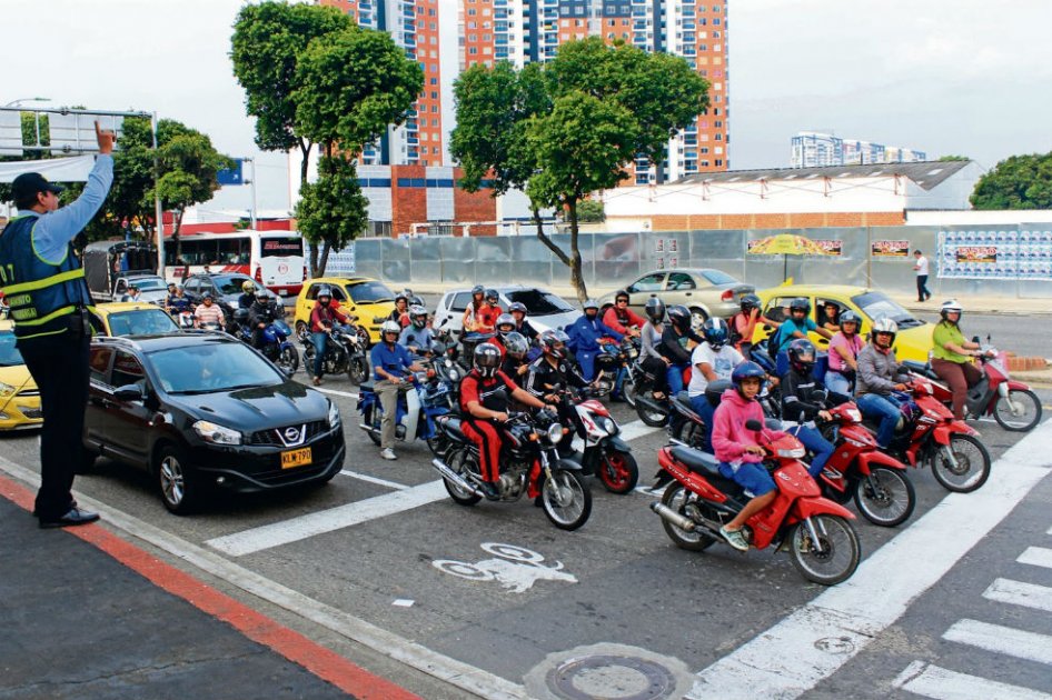 Con pasacalles y señales en el pavimento está demarcada la carrera 27 con calles 56 y 32, sentidno sur-norte. / Laura Correa