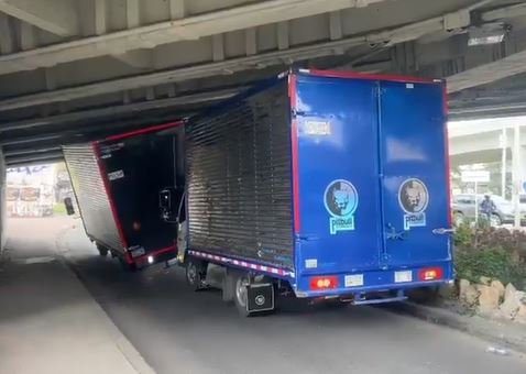 Camión chocó contra un puente en el norte de Bogotá.