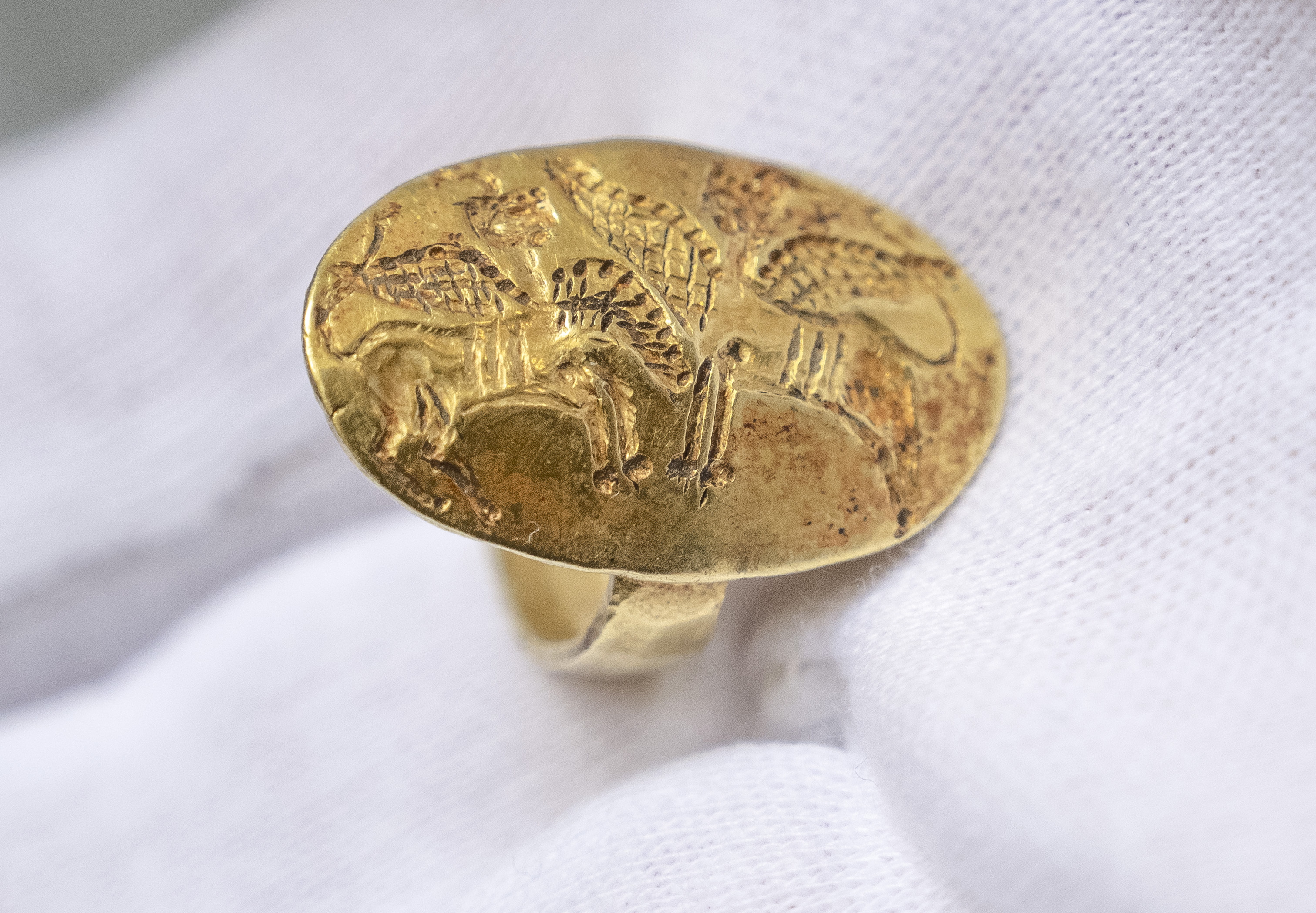 Anillo de oro micénico devuelto a Grecia tras ocho décadas fuera del país