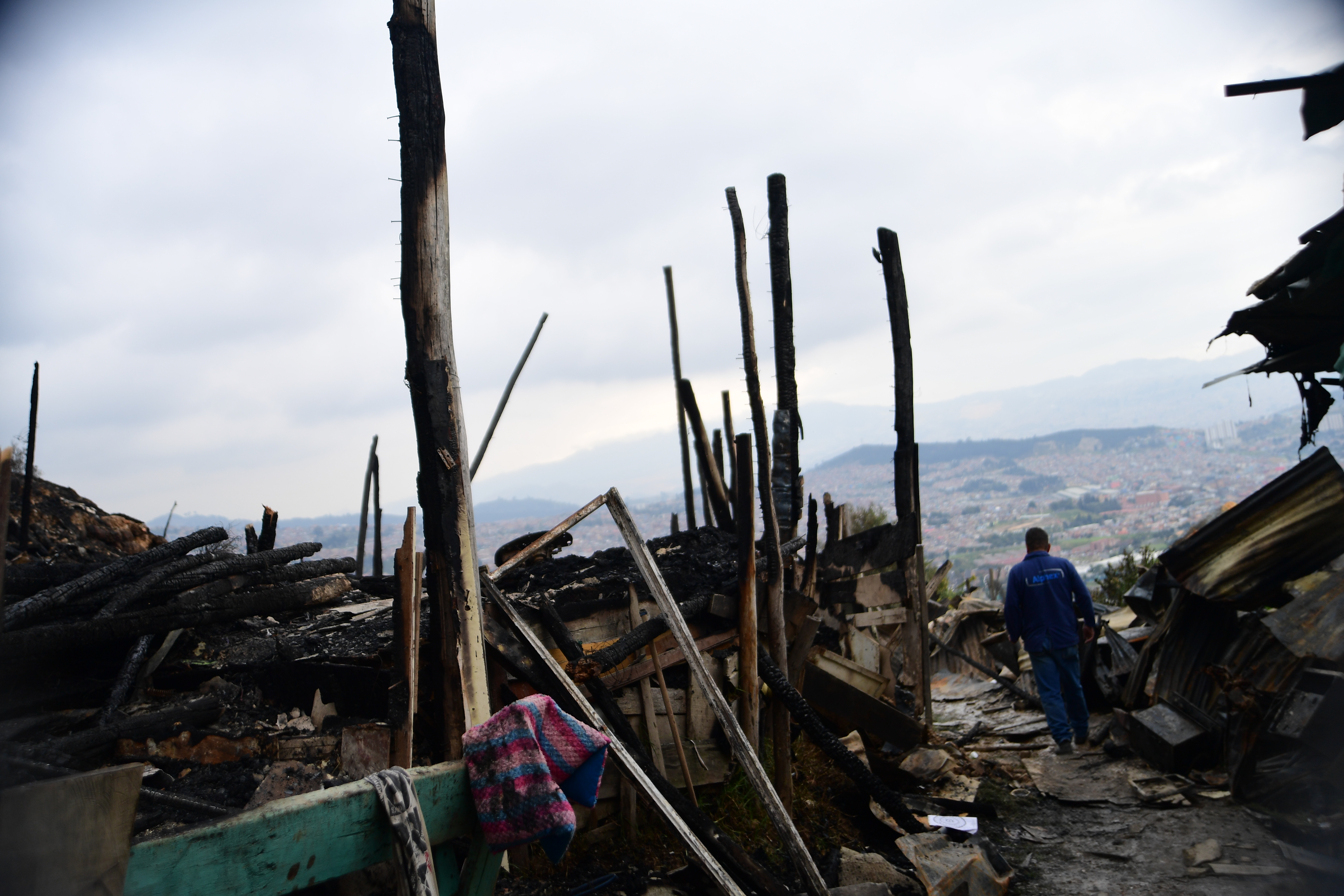 Incendio en el barrio El Dorado al suroriente de Bogotá donde quedaron once casas incineradas