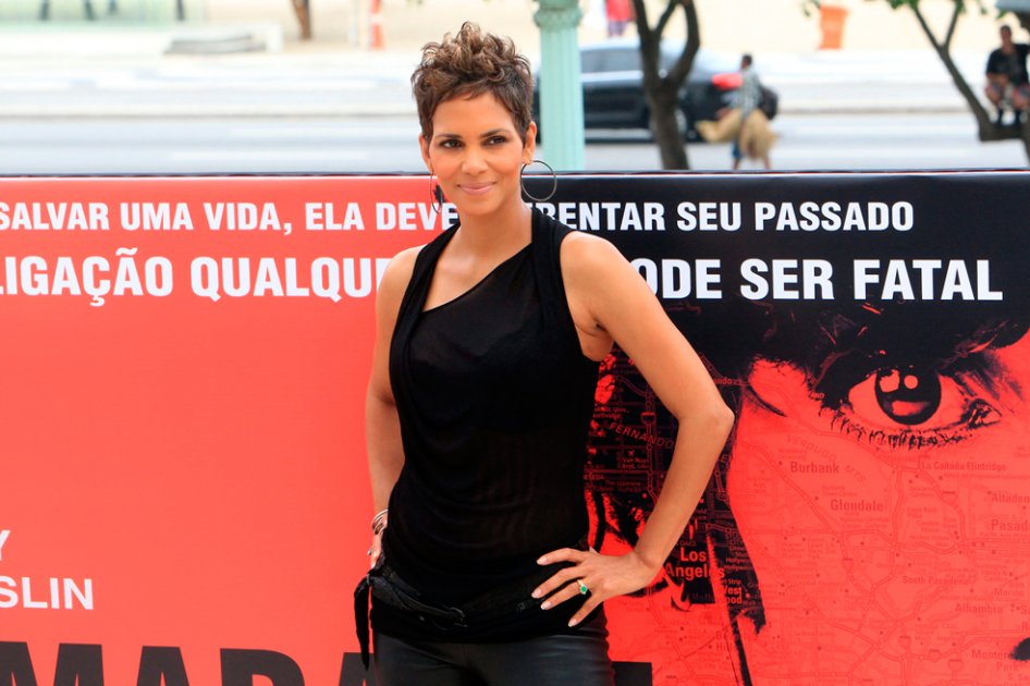 Halle Berry luce su embarazo y arremete contra Hollywood