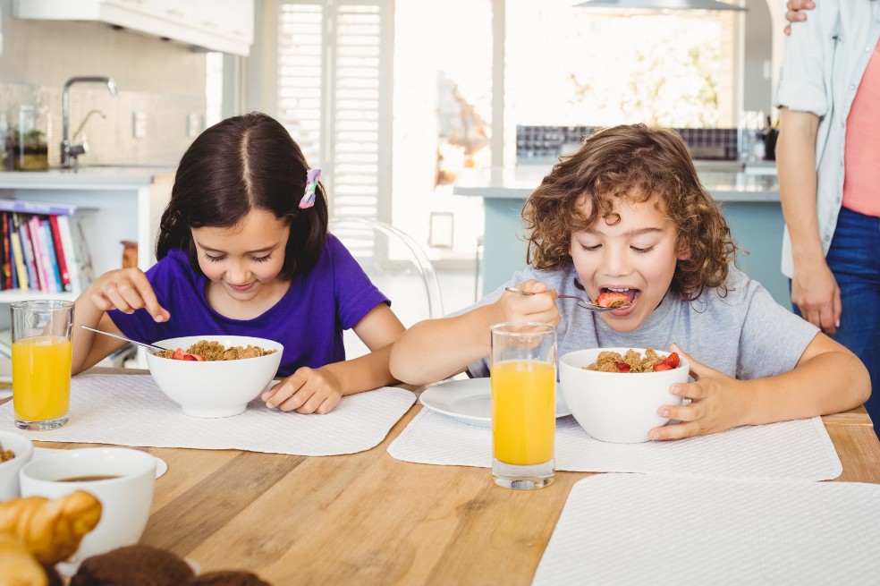 Cuatro tips para alimentar saludablemente a niños de 6 a 12 años