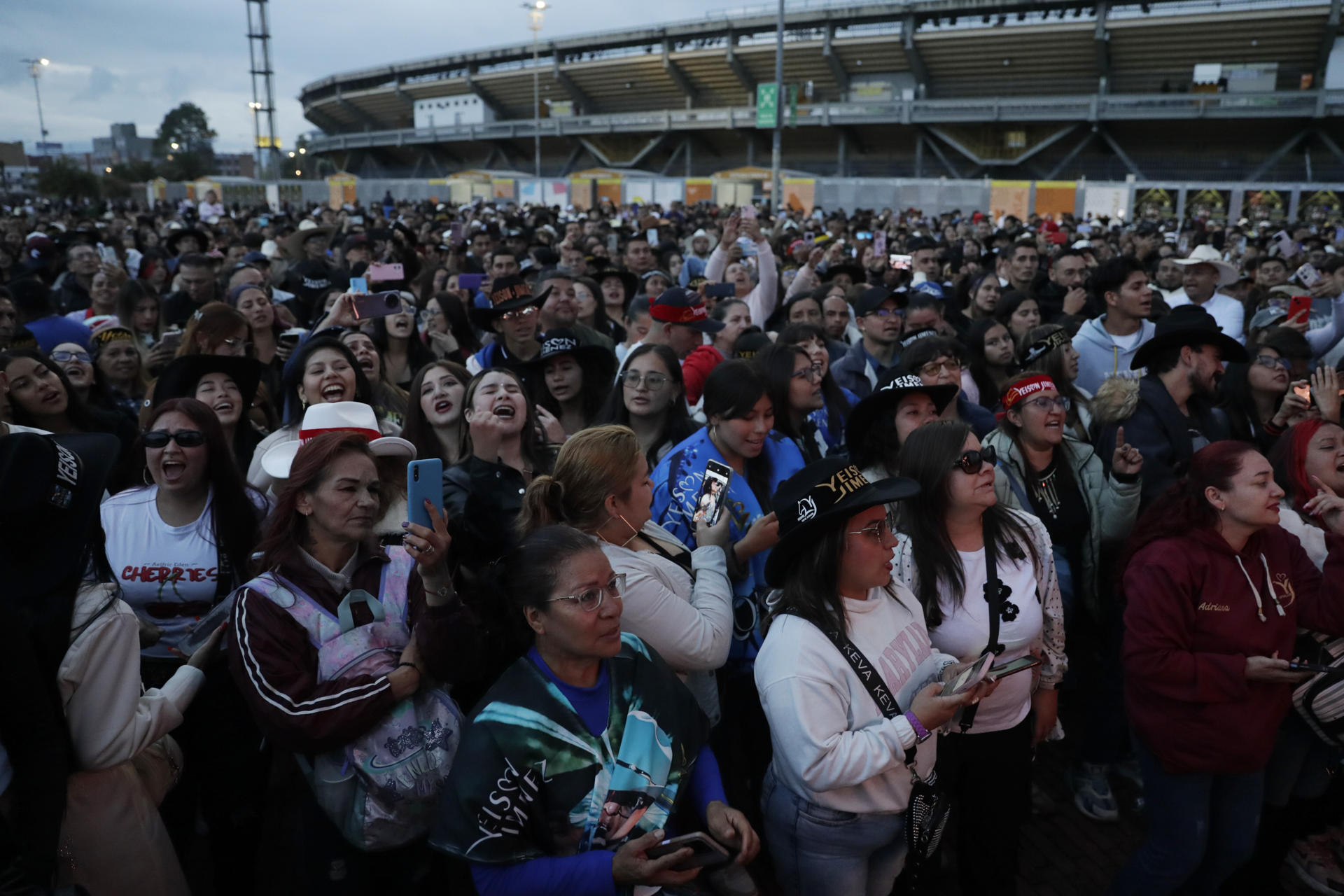 AME4347. BOGOTÁ (COLOMBIA), 11/01/2026.- Seguidores del cantante colombiano Yeison Jiménez se reúnen durante un homenaje este domingo, en el estadio El Campín en Bogotá (Colombia). La muerte del cantante de música popular Yeison Jiménez, quien pereció junto con otras cinco personas en un accidente de avión ocurrido el sábado en el departamento de Boyacá, tiene consternada a Colombia mientras avanzan las investigaciones para esclarecer las causas del siniestro. EFE/ Carlos Ortega
