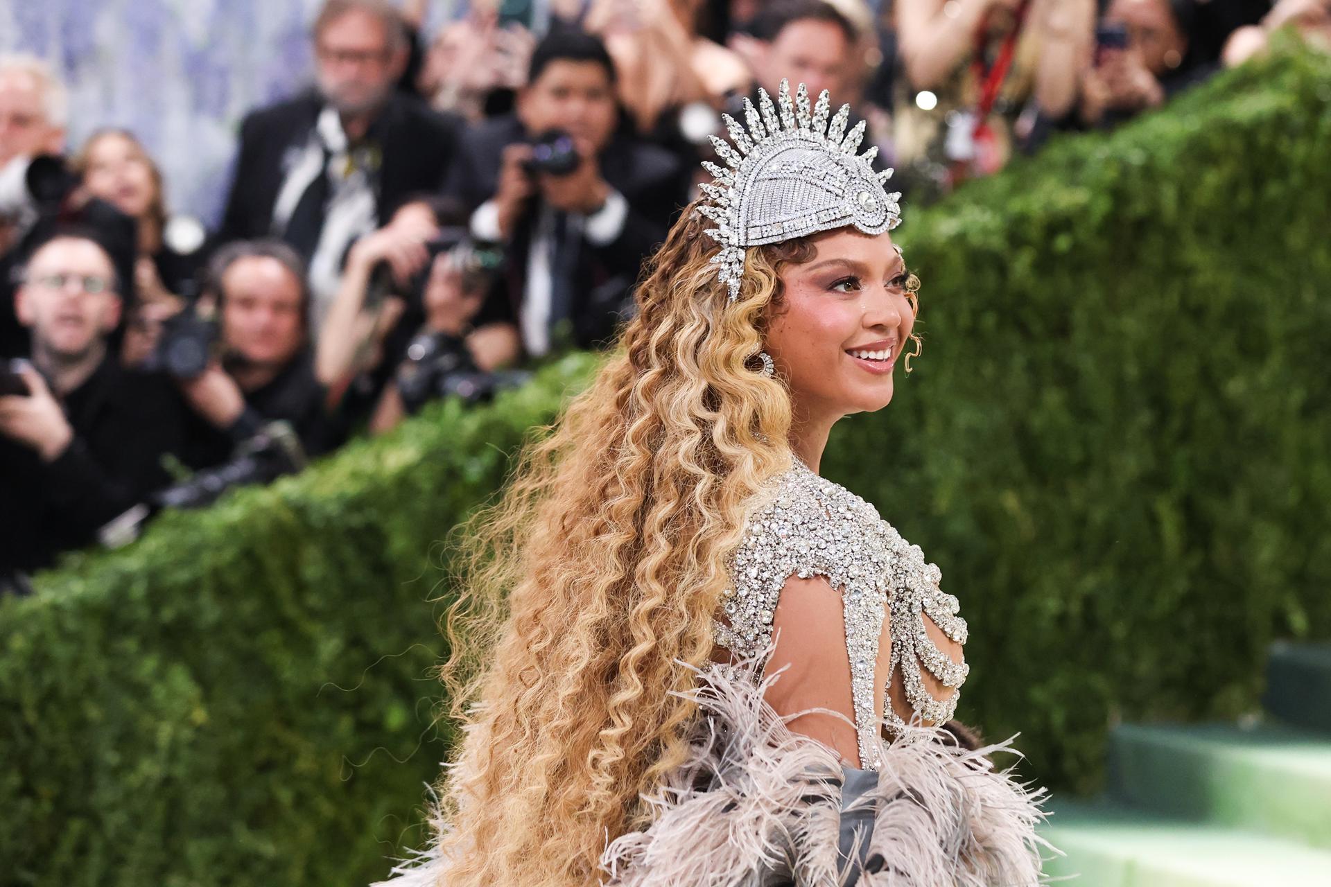 NEW YORK (United States), 04/05/2026.- US performer Beyonce poses on the red carpet for the 2026 Met Gala, the annual benefit for the Metropolitan Museum of Art's Costume Institute, in New York, New York, USA, 04 May 2026. The annual high-fashion fundraising event, held on the first Monday in May, benefits the Metropolitan Museum of Art's Costume Institute, with the 2026 exhibition theme being 'Costume Art'. (Nueva York) EFE/EPA/SARAH YENESEL