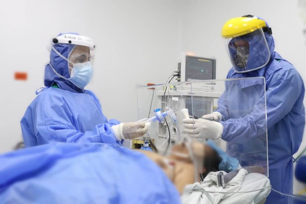 Bogotá adquiere cajas de acrílico para disminuir el riesgo de contagio en médicos