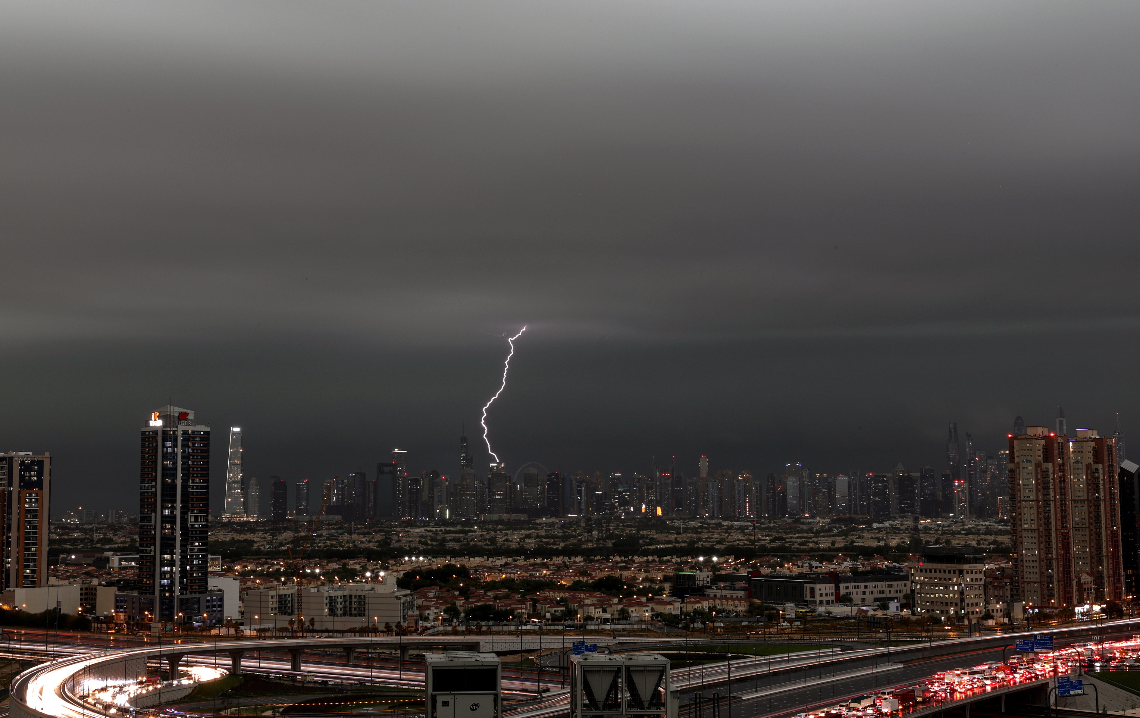 Crisis por lluvias afecta aeropuerto de Dubái, el segundo de más tráfico del mundo