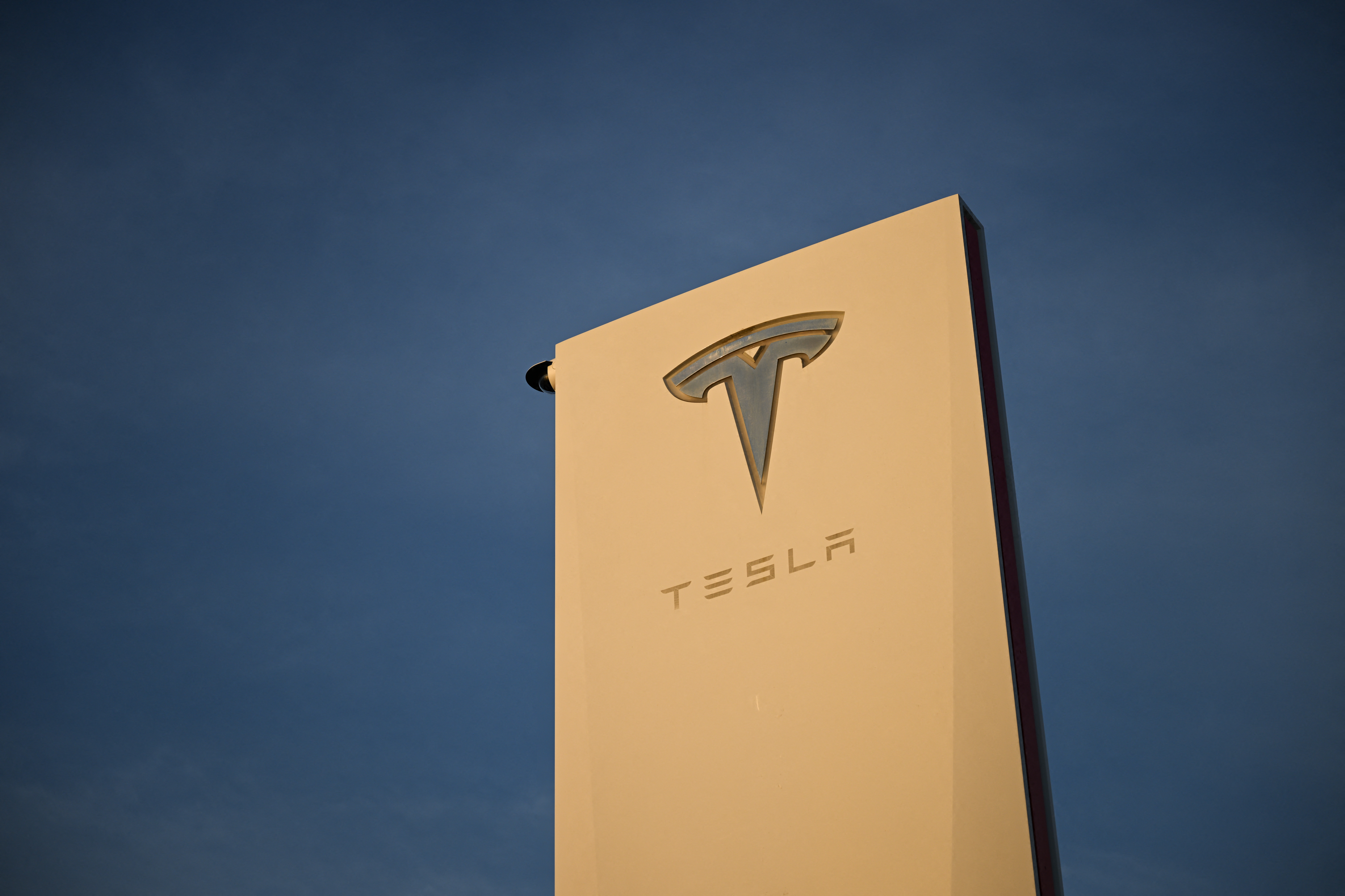 La millonaria multa que deberá pagar Tesla por un accidente mortal causado en 2019