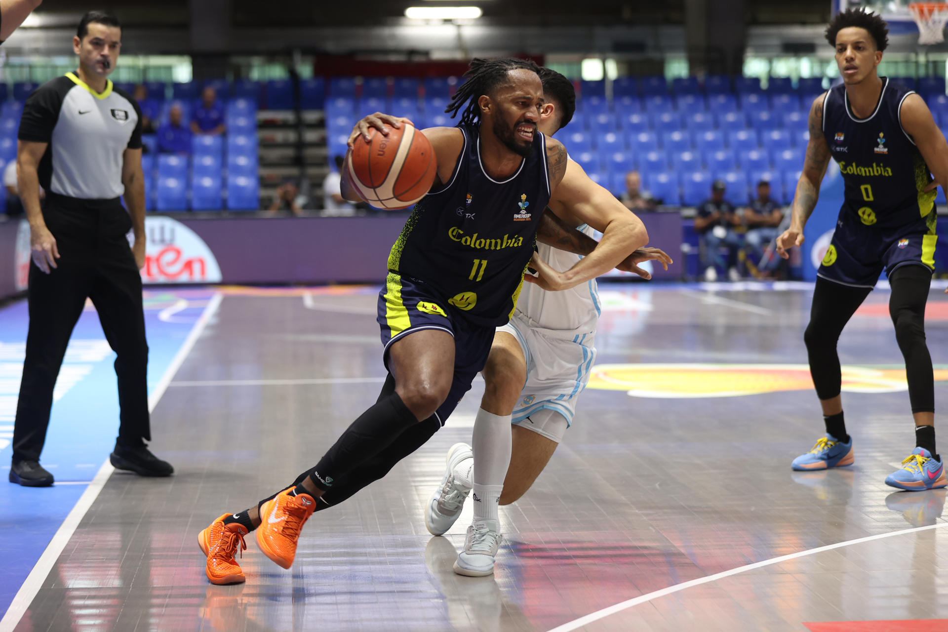 AMDEP2399. MANAGUA (NICARAGUA), 25/08/2025.- Braian Angola de Colombia avanza con el balón este lunes, en un partido de la FIBA AmeriCup 2025 entre Argentina y Colombia, en Managua (Nicaragua). EFE/ STR
