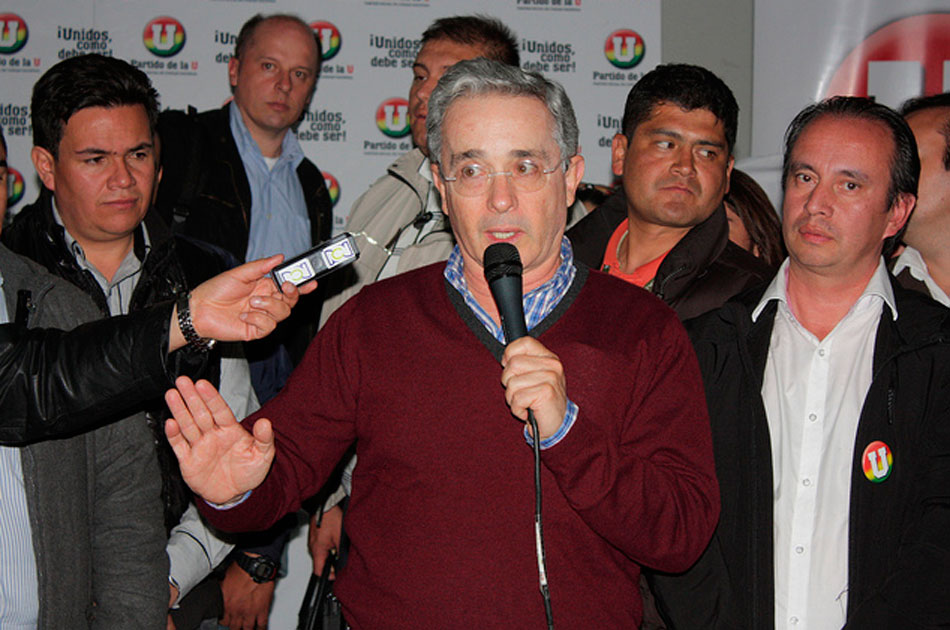 «Que Mancuso pruebe complot de mi hermano o reuniones conmigo»: Uribe