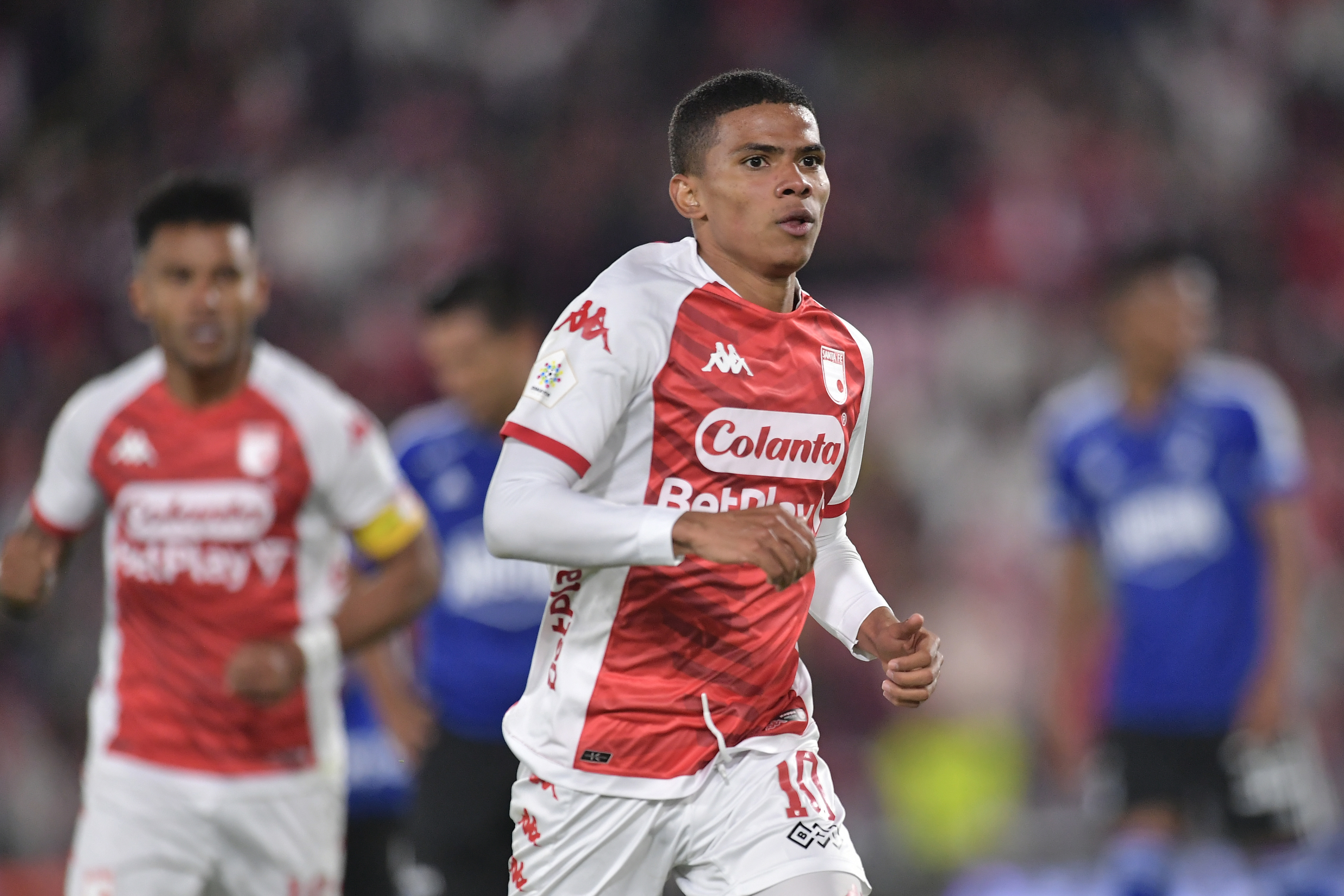 Jugador de Independiente Santa Fe durante el clásico capitalino ante Millonarios en el estadio el Campín de Bogotá
