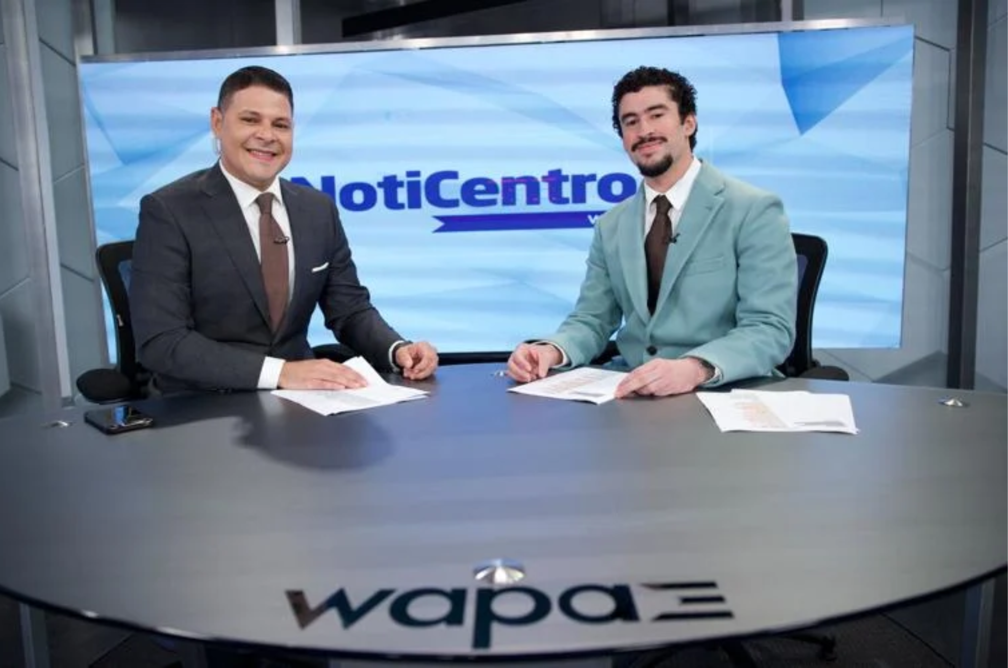 Bad Bunny junto al periodista Jorge Gelpí Pagán.