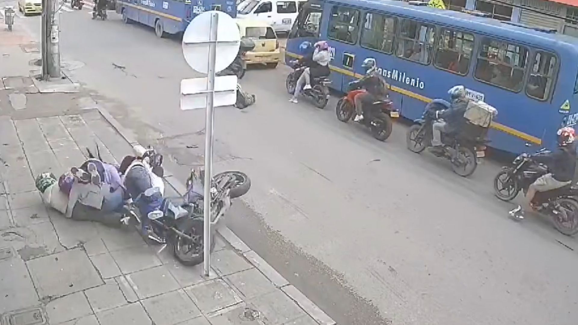 ¿Imprudencia del peatón? Motociclista arrolló a familia en Bogotá