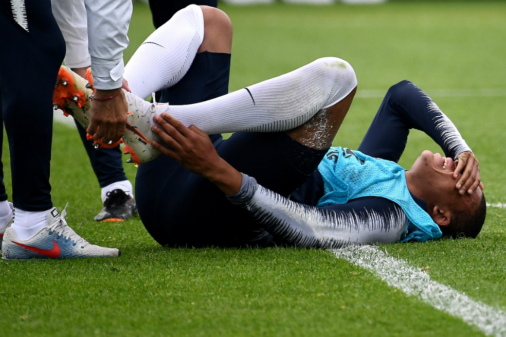 Mbappé dejó el entrenamiento de Francia tras recibir un golpe en el tobillo