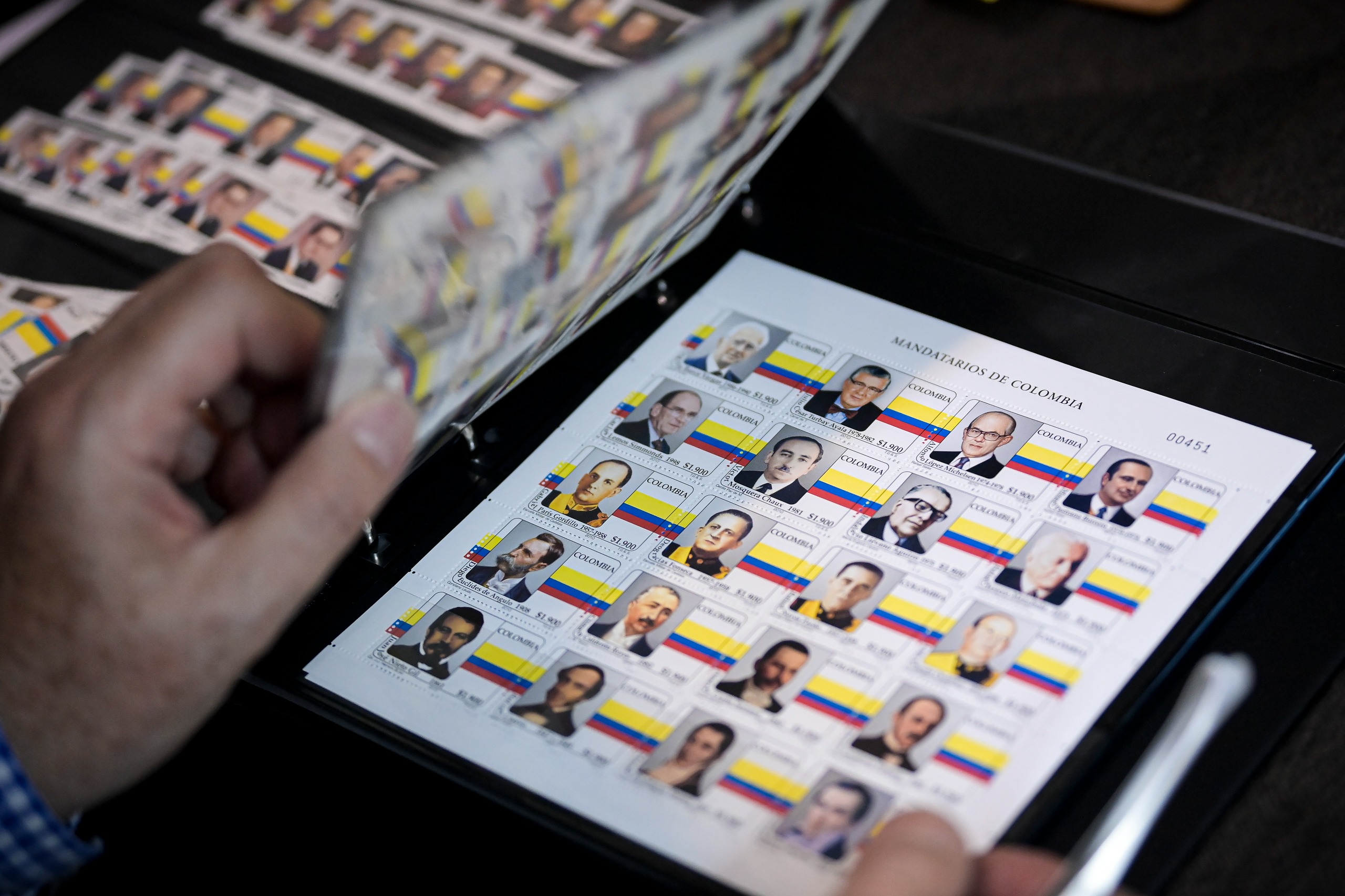 Los filatelistas son las personas que coleccionan estampillas. Las estampillas, para quienes no las distinguen, son esos pequeños sellos que, por cerca de 150 años, se pegaban a las cartas para indicar que el correo estaba pagado.