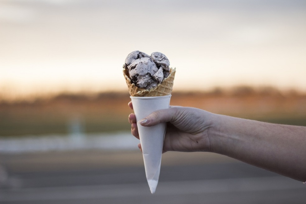 Restaurante en Bolivia ofrece helado de larva de escarabajo