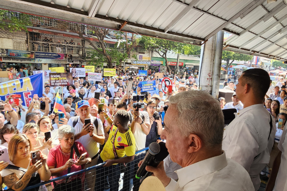 “Tiranía habría ordenado al ELN hacer masacres del Catatumbo”: Uribe sobre Venezuela
