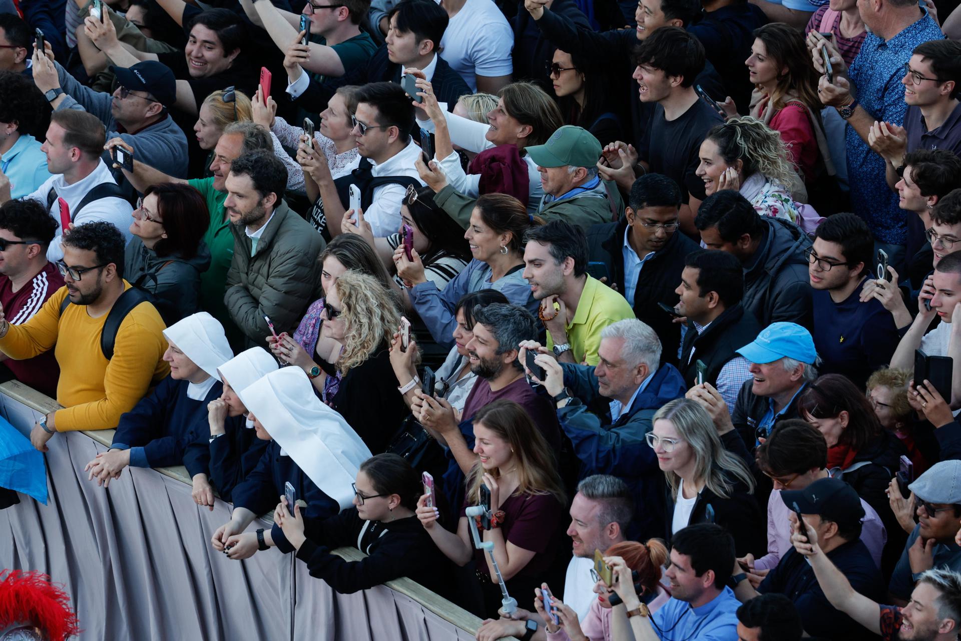 VATICAN CITY (Vatican City State (Holy See)), 08/05/2025.- Faithful gather in St. Peter's Square to watch newly elected Pope Leo XIV speak from the central loggia of Saint Peter's Basilica, Vatican City, 08 May 2025. (Papa, Cardenal) EFE/EPA/GIUSEPPE LAMI