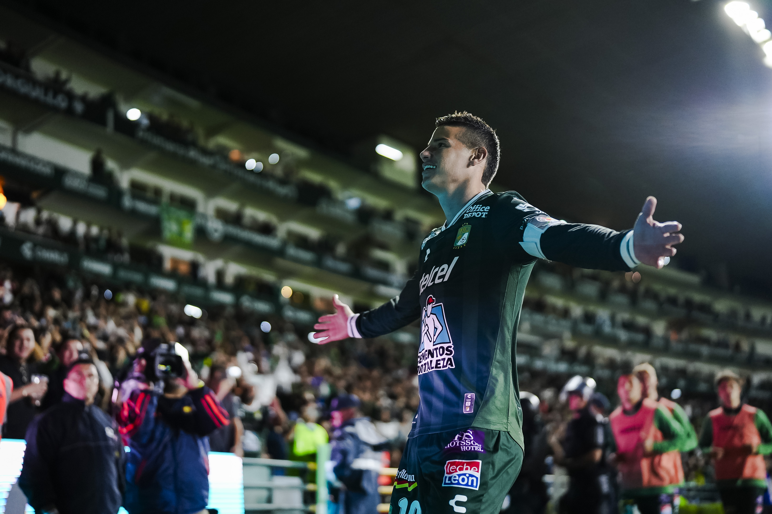 Con gol de James Rodríguez, León le ganó a Chivas de Guadalajara