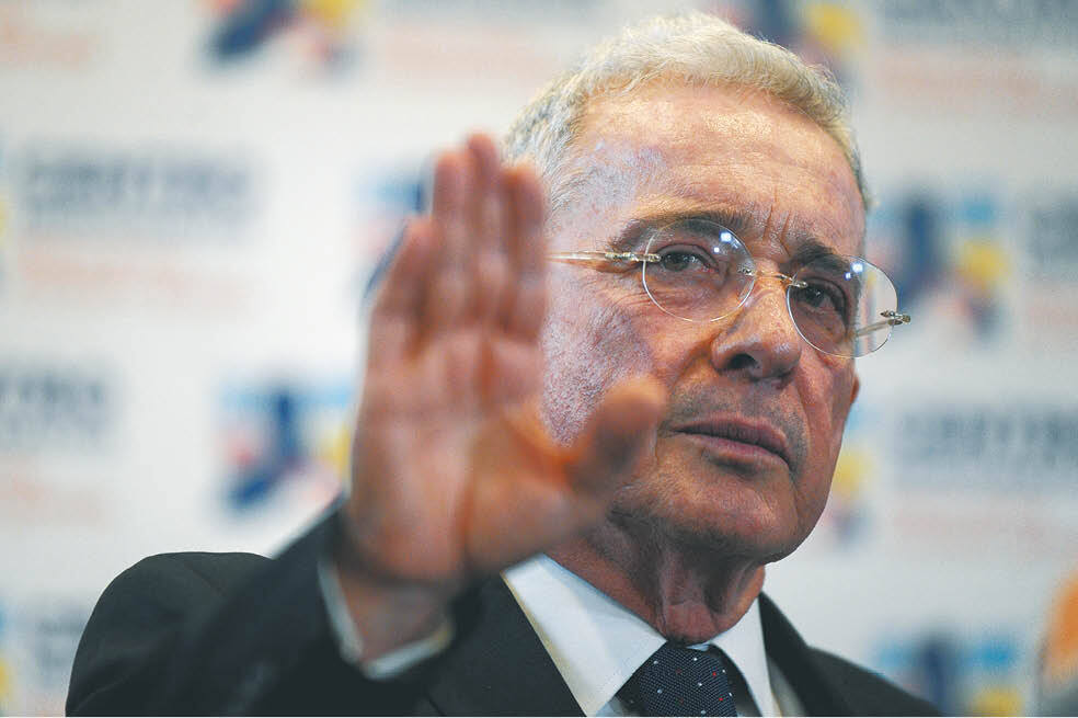 El primer periodo presidencial de Álvaro Uribe Vélez fue entre 2002 y 2010.