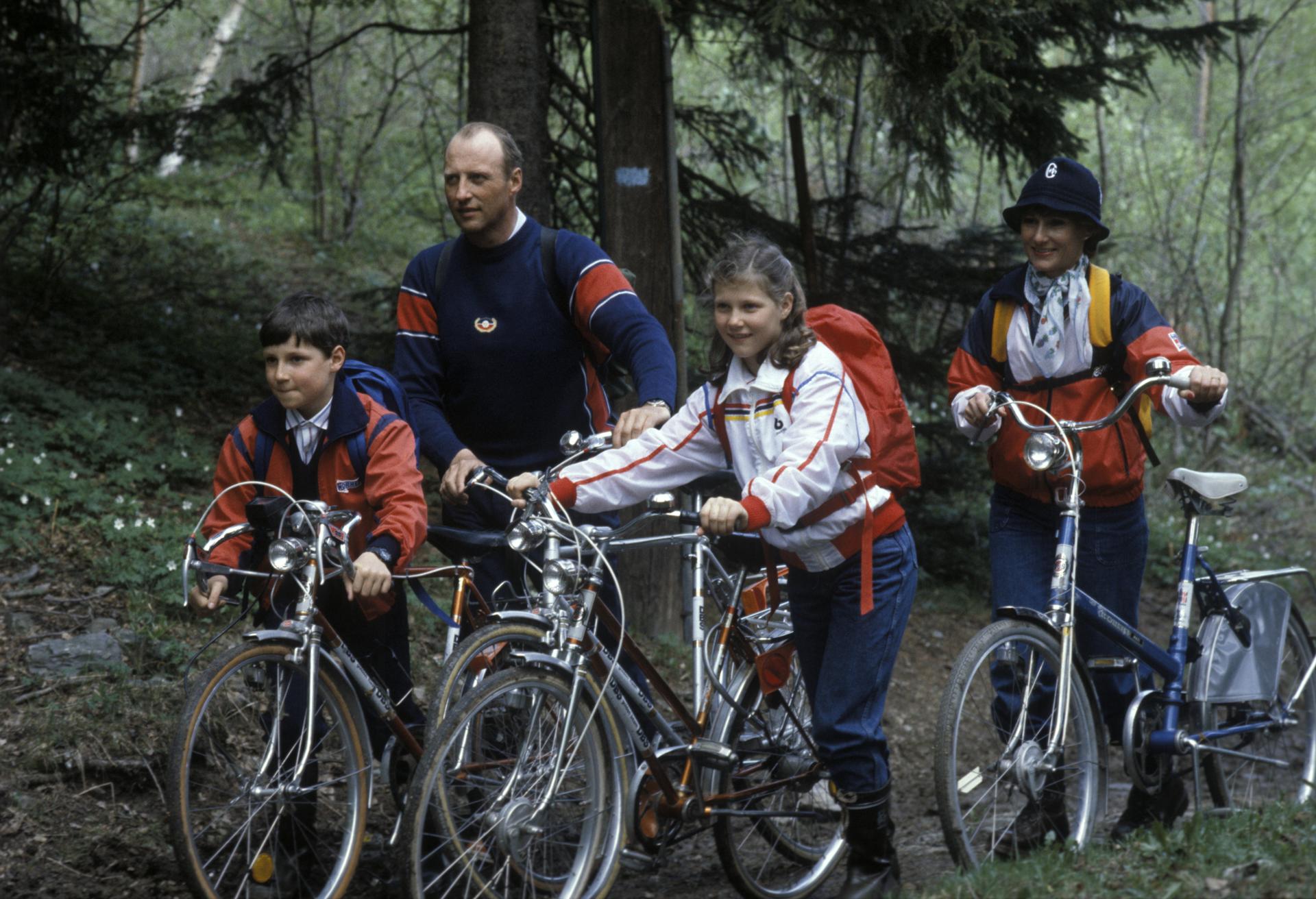 Asker (Norway), 28/08/2026.- (FILE) - The Crown Prince family (L-R) Prince Haakon Magnus, Crown Prince Harald, Princess Martha Louise and Crown Princess Sonja on a bicycle ride at Skaugum Palace in Asker, Norway, in 1983 (reissued 28 August 2026). King Harald V died at Oslo University Hospital at the age of 89, according to an official statement released by the Royal House of Norway on 28 August 2026. (Noruega) EFE/EPA/Bjorn Sigurdson NORWAY OUT
