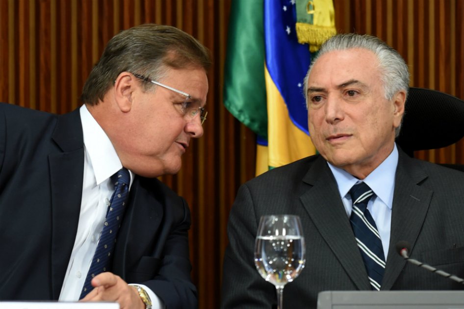 El presidente brasileño Michel Temer (dcha.) y el ministro de las Relaciones con el Congreso Geddel Vieira Lima (izq.), el pasado junio en Brasilia. / AFP