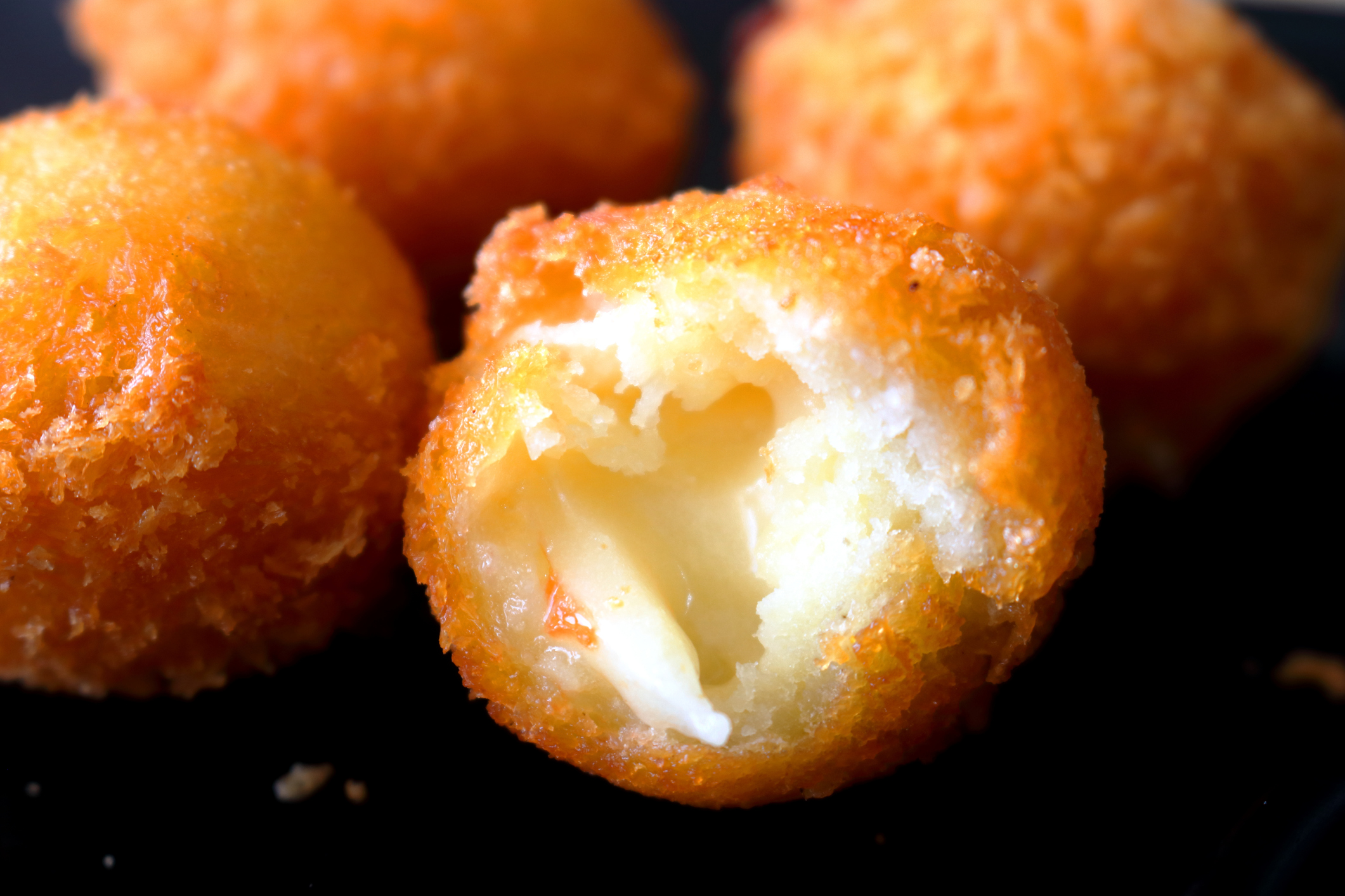 Papas con queso crujientes por fuera y suaves por dentro