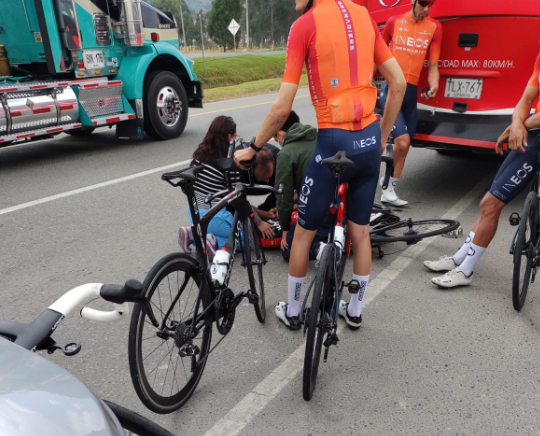 Dura caída de Egan Bernal tras chocar con un bus en Gachancipá