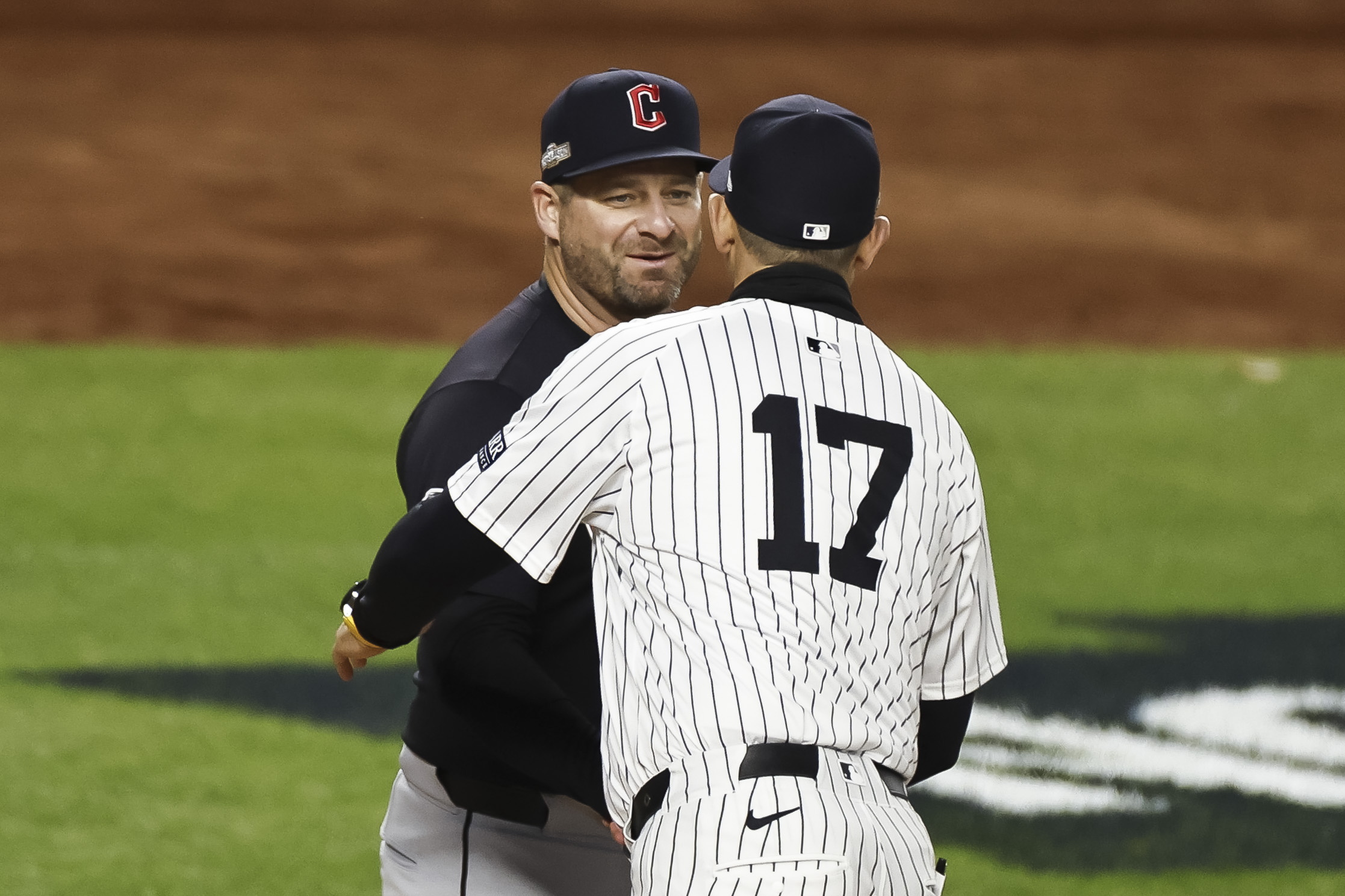New York (United States), 14/10/2024.- Guardians manager Stephen Vogt (L) and Yankees manger Aaron Boone (R) before the start of game one of the Major League Baseball (MLB) American League Championship Series between the Cleveland Guardians and the New York Yankees in the Bronx borough of New York, New York, 14 October 2024. The League Championship Series is the best-of-seven games. The winner of the American League Championship Series will face the winner of the National League Championship Series to advance to the World Series. (Liga de Campeones, Nueva York) EFE/EPA/CJ GUNTHER