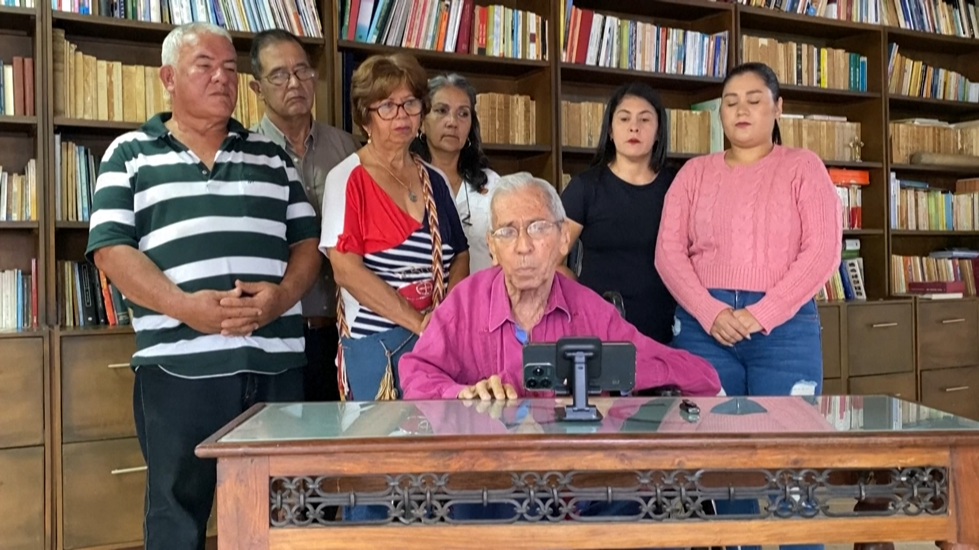 Venezolanos deportados a El Salvador siguen aislados según sus familiares